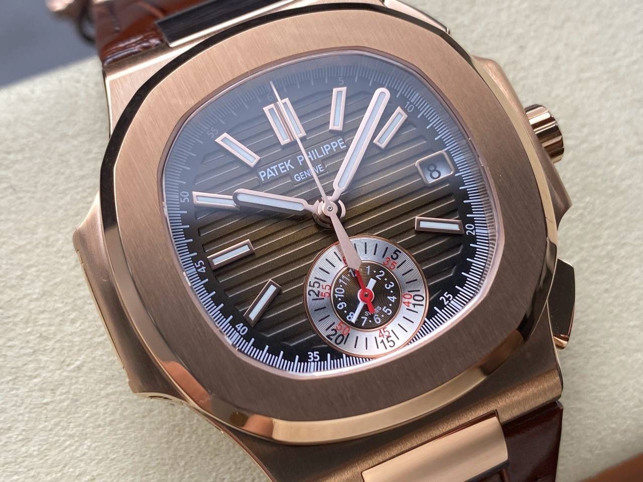 V2版真功能🌐真小秒！3K工厂 百达翡丽鹦鹉螺5980/1A-014多功能计时腕表V2版本，真小秒、真功能！【表壳】腕表尺寸40.5毫米，同正品一致的枕型表壳采用正面拉丝，侧面抛光的两种工艺组合，层次感分明，质感十足。尽显精湛工艺。【表带】采用原装表带一比一量身打造，每节表带的中央抛光部位，都能呈现钻石的形状，尽显高级质感。【机芯】3K厂采用定制版PP.CH28-520机芯，完美还原正品，时分秒，日期，和计时大秒功能。3K匠心之作，欢迎各位表友品鉴🌐