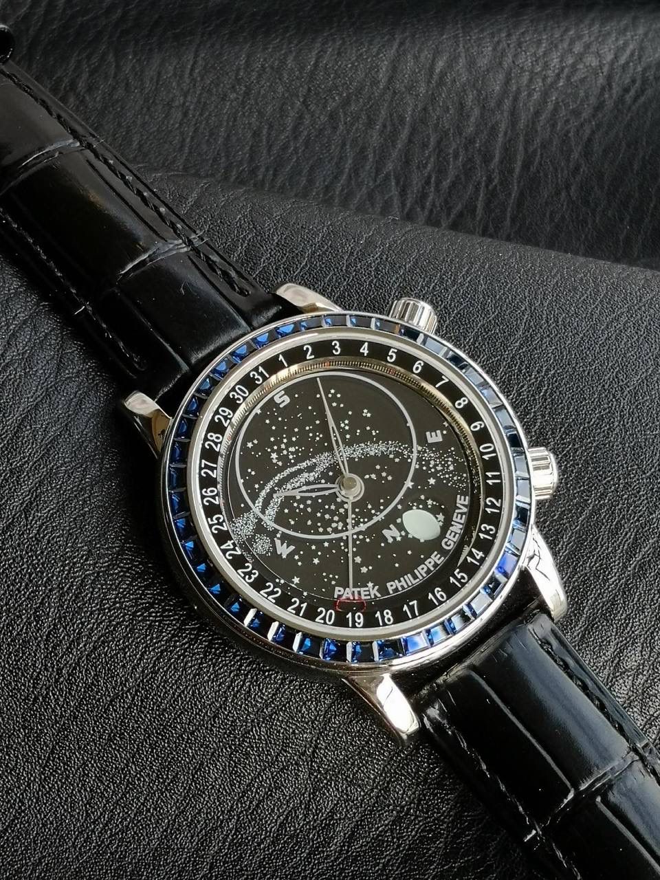 百达翡丽PP-6104G 日内瓦苍穹系列 市场顶级复刻神作震撼来袭！ 搭载原装进口miyota全自动机械机芯改制Cla.240机芯，搭配原装珍珠18K金自动锤，走时精准稳定，性能媲美正品；表圈镶嵌45颗璀璨宝石，表扣点缀28颗珍稀晶石，光影流转间尽显奢华质感；微拱形防眩目处理表镜，折射效果立体通透，让表盘细节清晰可见，质感再升一级💯💯
