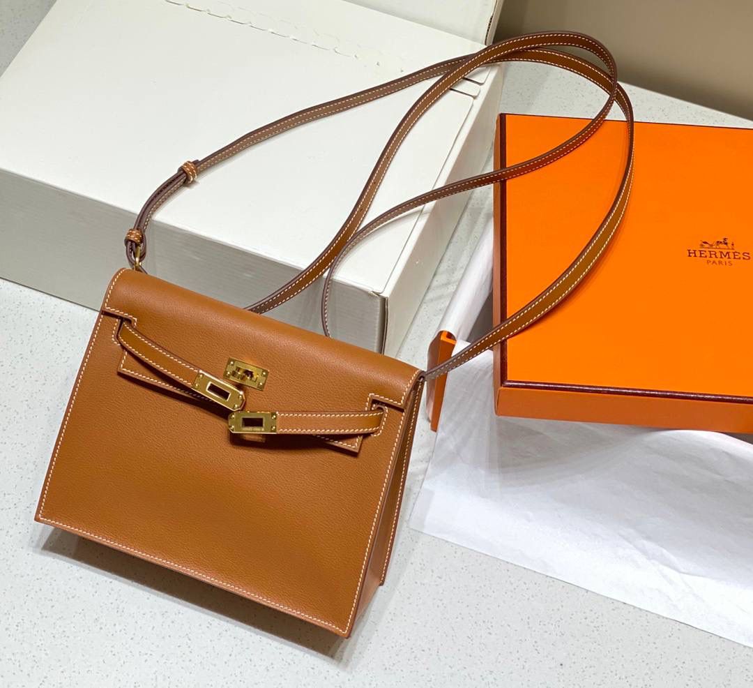 『金棕色·金』 ‘’Kᴇʟʟʏ ᴅᴀɴsᴇ • Evercolor 🎀 时尚圈就是一个圆！ 最厉害的就是六种背法： 斜背、侧背、肩背、腰包、背包、手包 集美们一定要安排起来‼️ 22Cm