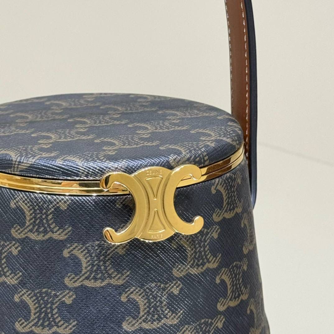 🔥大货实拍图 𝗖𝗘𝗟𝗜𝗡𝗘 ♥️ 𝗡𝗜𝗡𝗔手拎盒 型号：111353 尺寸：13*8*13cm 新品上线啦👏立体盒子包/化妆包~皮带子手拎设计➕圆筒包身，翻盖带镜子，可随时补妆。精致又不失实用性！凹造型拍照，或者当晚宴包，简直美呆🥳