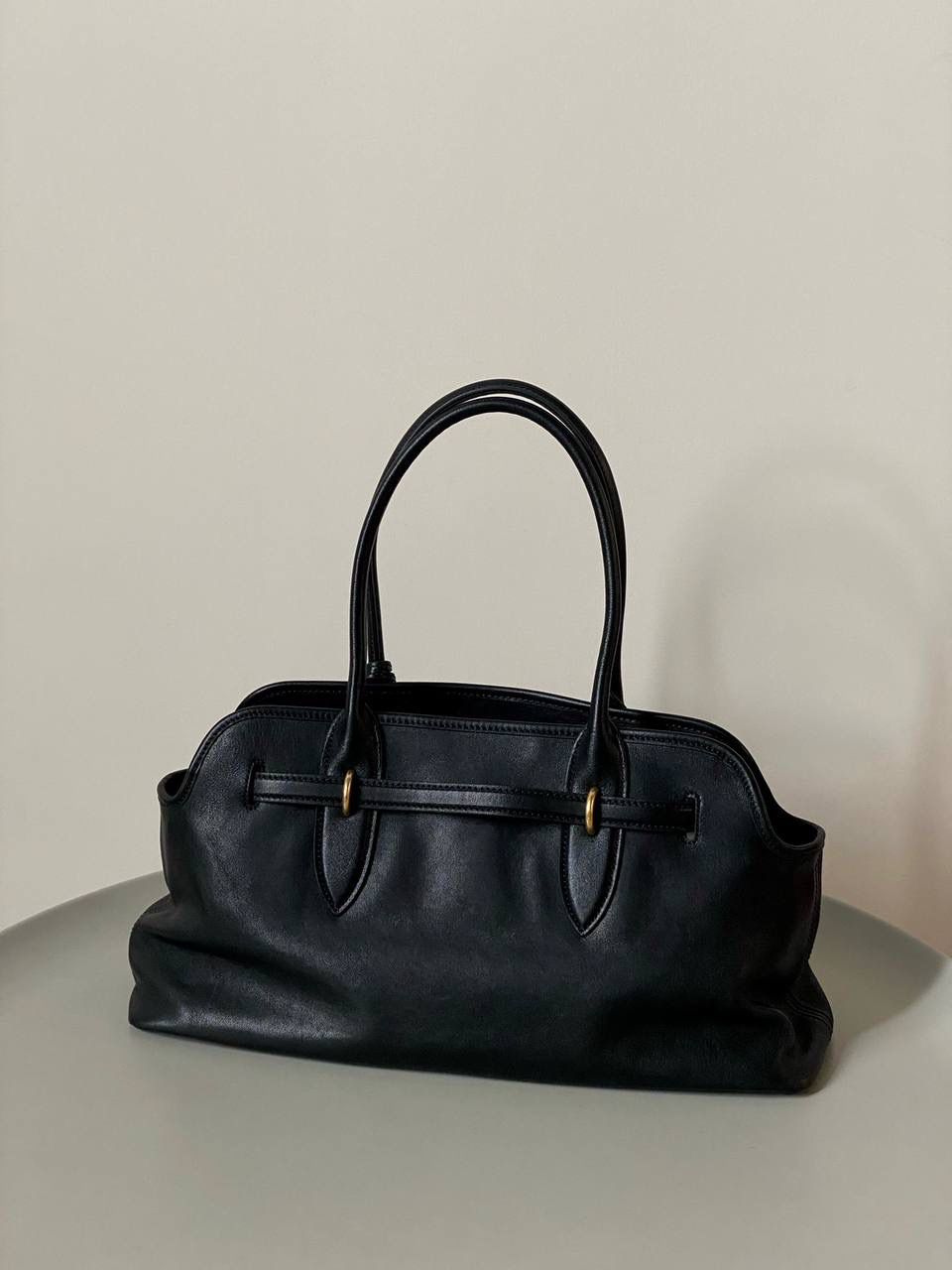 🈶黑色色 𝗠𝗶𝘂𝗠𝗶𝘂 手提包·横版 这只Aventure我要夸爆它！ 绝对是公文包中的颜值天花板 这款有多难买不用多说，绝对的断货王 酷酷的慵懒感洋气且时髦 还有一丢vintage感，超有调 上班通勤，日常出街都超出片 22.5×44×14.5cm #F0023m