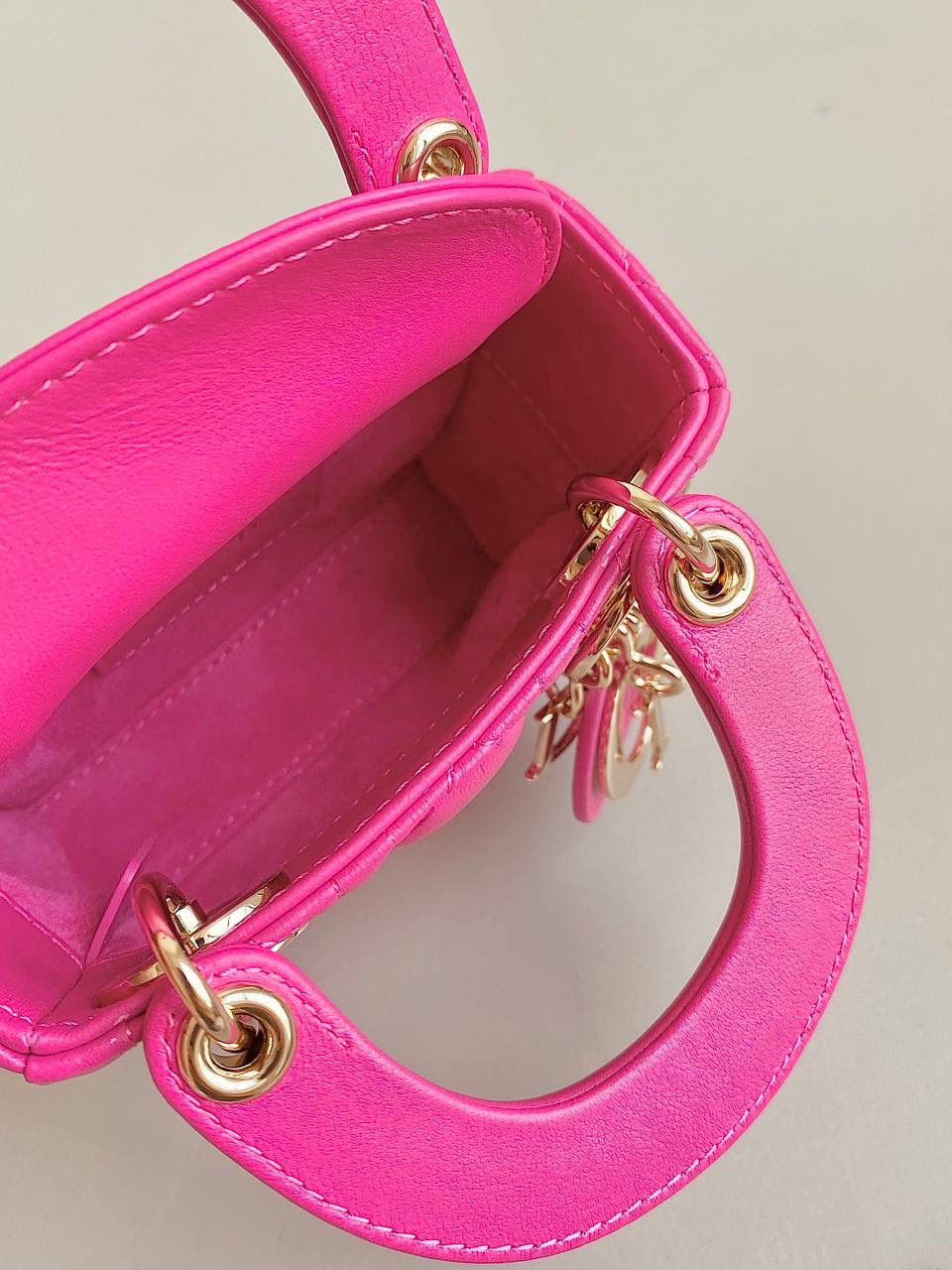 🈶火龙果超迷你 𝗗𝗜𝗢𝗥 𝗺𝗶𝗰𝗿𝗼 𝗹𝗮𝗱𝘆 𝗯𝗮𝗴23新色 谁能拒绝这只刚出的夏日限定色啊 官网叫拉尼粉，粉紫调这不就是火龙果？ 超炫的视觉冲击，衬的人非常显白 迷幻又很甜的多巴胺色彩，今年夏天冲 🩷🩷 size：12×10×5cm