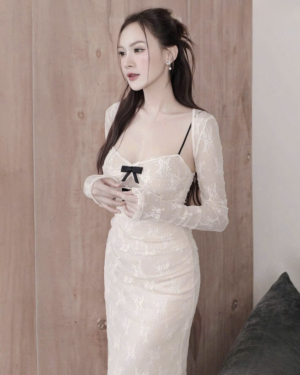 蕾絲洋裝的優雅两件套女