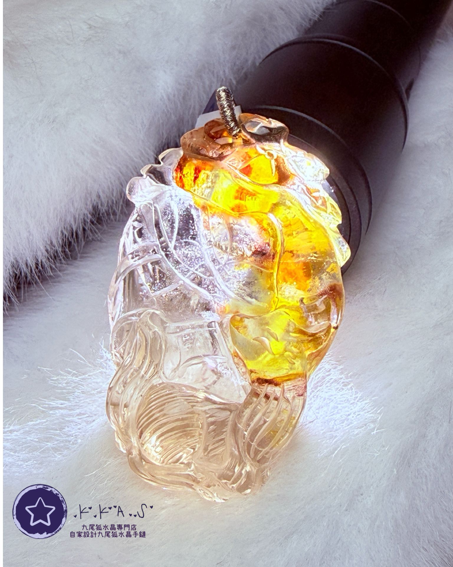 K00194 黃膠花 側面九尾狐 - 吊墜/手牌兩用款