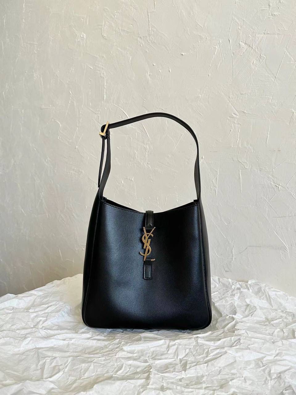 YSL hobo bag腋下包 仨尺寸，都有哈，看中⭕ 销量王🔥ys1 hobo bag腋下包 我和你们说，这只包看着普普通通 但是上身是真的很好看！ 第一次看到他们家有这种慵懒的腋下包 整个包都是柔软的原厂胎牛皮 又轻容量又大，真的很～～好背 这只包的灵魂在于圆滚滚中又有型 市场很多做得太挺括硬朗，那种货打咩啊❌ ZP开发⚠️全套包装哦～ 23×22×8.5cm713938m