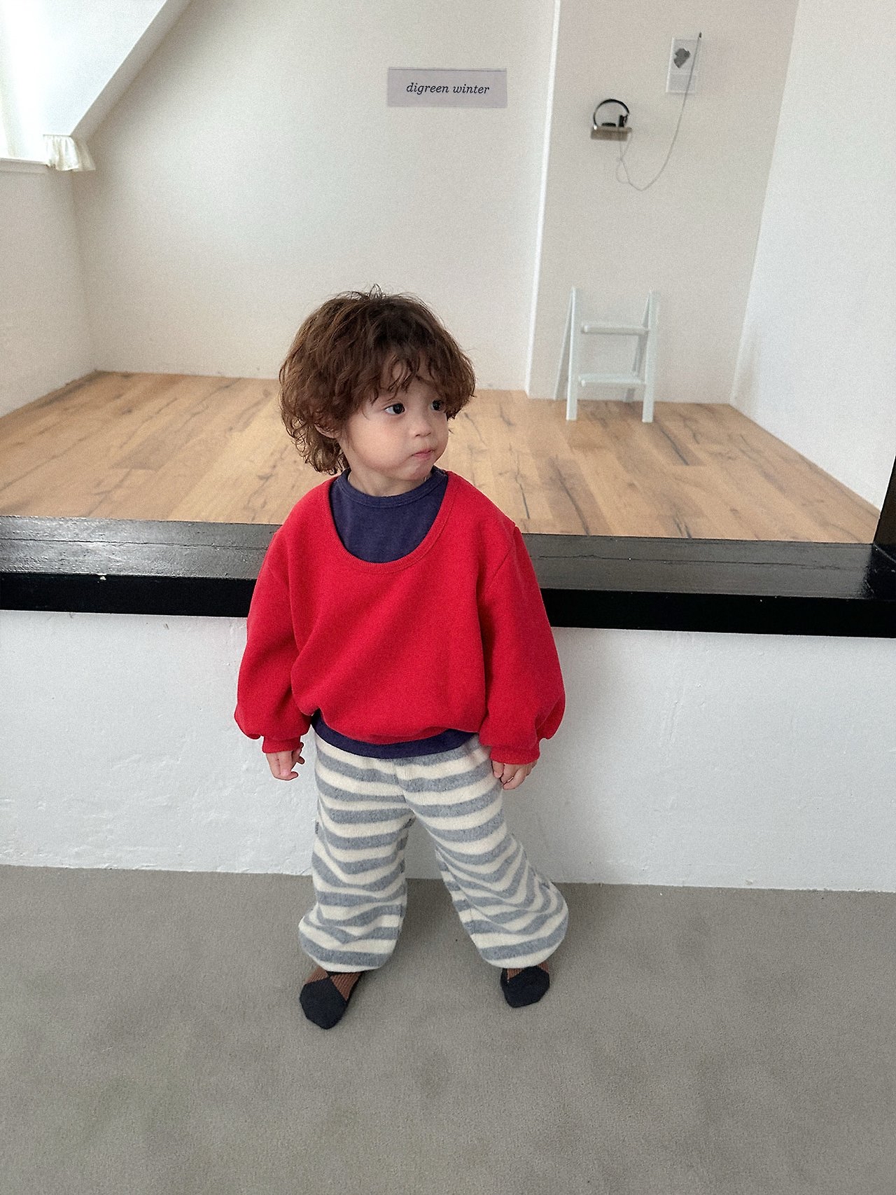 Digreen | Deep U-Neck Sweatshirt 