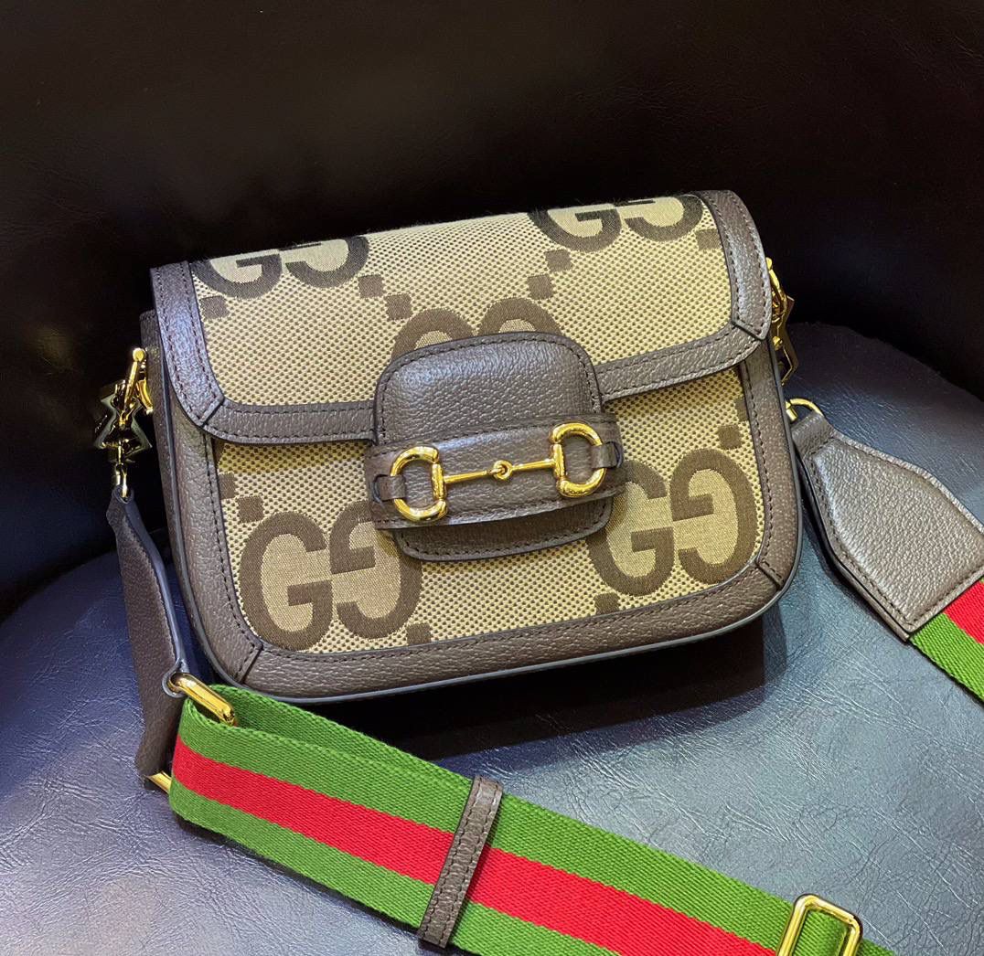 ✈️✈️✈️🔥𝙃𝙤𝙧𝙨𝙚𝙗𝙞𝙩 帆布马鞍包# ▫️型号：658574 ▫️尺寸：20.5*14.5*5cm 稳稳的马衔扣、出一个火一个🔥 mini马鞍包更为无敌友好的Size～采用原厂牛皮搭配G花帆布➕全铜五金，品种绝了❗️青春活力.最牛B的超贴心设计两条肩带任意搭配！正品打版，实在太屌了❗️不后悔系列闭眼剁手买.