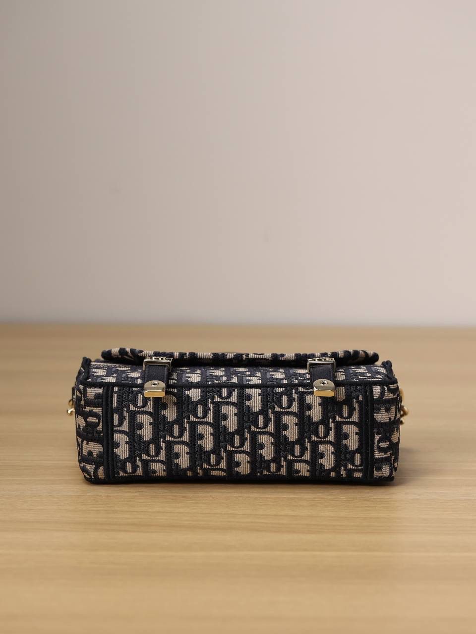 小号 DIORCAMP 手袋👜✨ 蓝色刺绣 Oblique 印花 这款小号手袋通体饰以蓝色刺绣 Oblique 印花，搭配“CHRISTIAN DIOR”标志翻盖和运动风格“CD”搭扣提升格调。 正面饰以“CHRISTIAN DIOR”标志 “CD”搭扣 可拆卸、可调节的肩带 内含防尘袋 尺寸：23 x 15 x 8 厘米