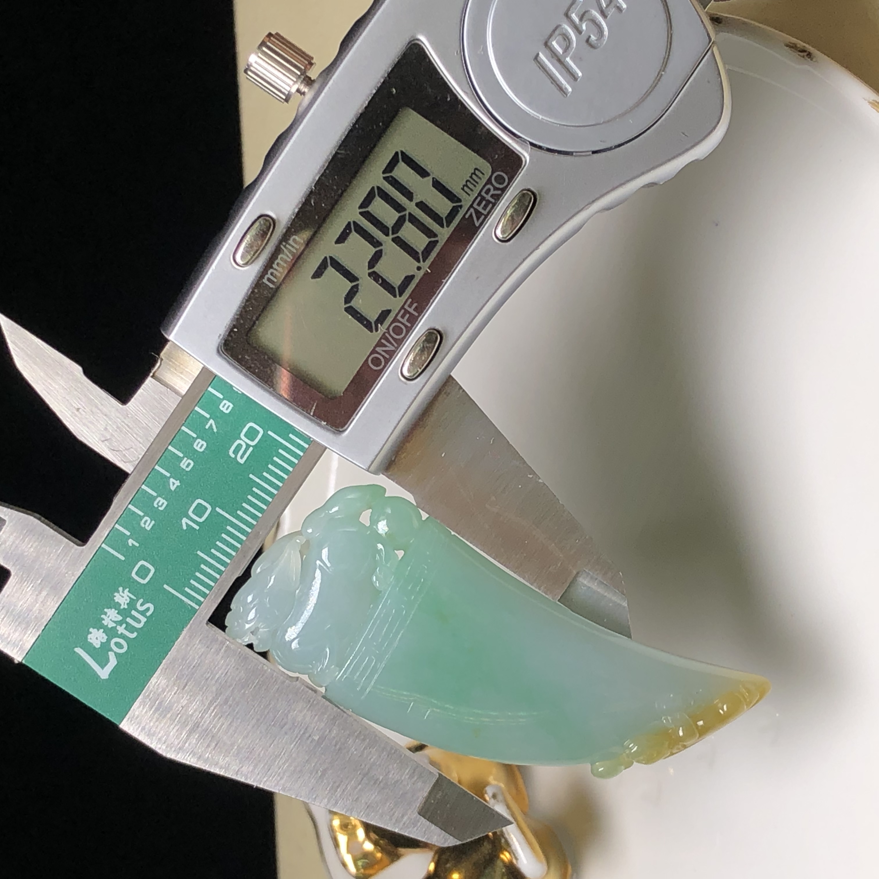 YK00295 翠色帶翡龍牙吊墜