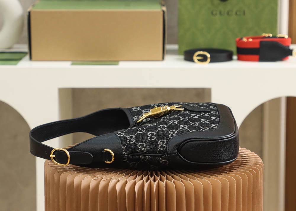 𝐉𝐚𝐜𝐤𝐢𝐞 𝟏𝟗𝟔𝟏 𝐃𝐞𝐧𝐢𝐦 原厂皮#678843# ▪️尺寸大号：28*19*4.5cm▪️ 尺寸小号：19*13*3cm 𝑱𝒂𝒄𝒌𝒊𝒆焕新推出全新的黑丹尼牛仔系列， 以包身质感柔软，经典的𝑮𝑮图案搭配标志性的织带细节， 将复古元素进行到底，肩带三种演绎风格， 全新百搭黑色丹尼也成为时尚的一种主流， 牛仔与老花完美邂逅充满复古的气质，优雅知性中又带着时尚休闲俏皮的少女感，入手绝不后悔系列！酷女孩出街必备的王炸神器！🔥🔥