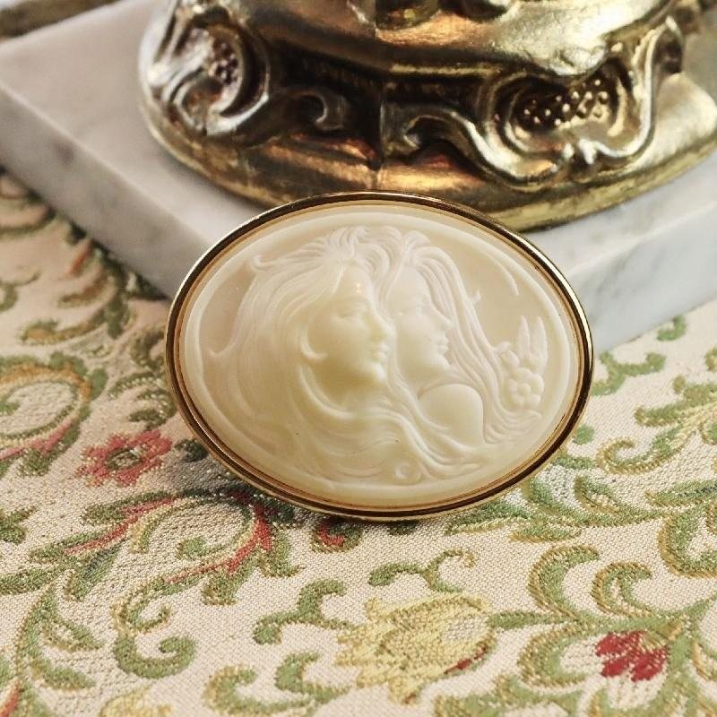 Vintage C.a. 1970s Double Lady Silhouette with Flowing Hair Shell-like Resin Cameo Brooch (MZ025)