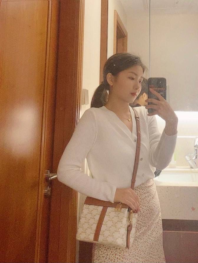 🔥大货实拍图 𝗖𝗘𝗟𝗜𝗡𝗘 ♥ 𝗧𝗘𝗘𝗡 𝗖𝗔𝗕𝗔𝗦 𝗗𝗘 𝗙𝗥𝗔𝗡𝗖𝗘 型号：191992 尺寸：19*16*11cm 上身图💯 越看越喜欢的一款包包！这个白老花也是十分美貌🥰容量完全够用，日常出门必备的纸巾、气垫、手机、口红、钥匙、放下绰绰有余～是个好看又能装的实力派！