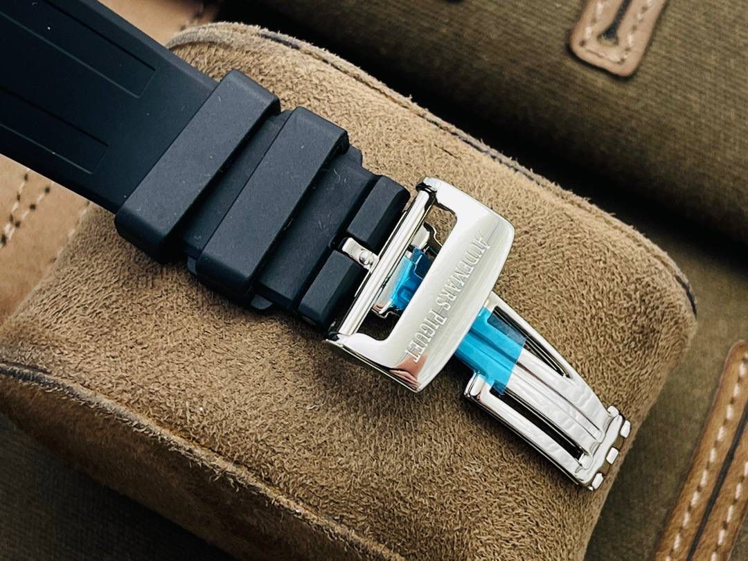 爱彼A P皇家橡树陀飞轮精品腕表 升级细节🔥 1⃣️独家订制Cal.2924机芯，动力储存68小时！ 2⃣️腕表依旧保留的八角形表圈、标志性的六角形螺丝以及经典表带！ 3⃣️皇家橡树系列超薄陀飞轮腕表在经典的“Tapsisserie”格纹上进行再度创新，形成了新的格纹“Tapisserie Evolutive”！熟悉又陌生的表盘格纹装饰带来全新观感，成为这款腕表的点睛之笔。 4⃣️表壳直径为41毫米，厚度为11.2毫米！