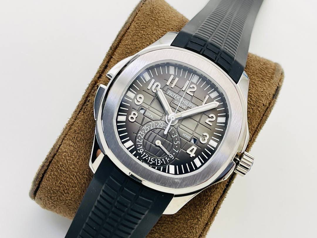 百达.翡丽Aquanaut系列5164A-001腕表具现代感、国际感的两地时间复杂功能，更符合年轻世代的品味与需求！ 1⃣️【表壳】40.8MM表径，依旧采用百达翡丽经典不锈钢材质打造，圆润的八角壳型恰到好处，表壳左侧的鲨鱼鳍型设计，是可以前后快调中央镂空时针的按钮，这枚指针可以用来指示第二时区时间。 2⃣️【表盘】黑色浮雕表盘，金属立体字块，覆荧光涂层时标。3、9点钟分别显示”HOME”与”LOCAL”的方形昼夜视窗，蓝白二色各自代表晚上与白天，6点钟位置是指针式的日期盘。 3⃣️【机芯】成功实现百达.翡丽5164A-001内载的324 SC FUS自动上链机芯功能，大三针基础机芯上搭载两地时间模组。配有休闲气息的Tropical表带，正是为年轻世代所准备的奢华运动表。