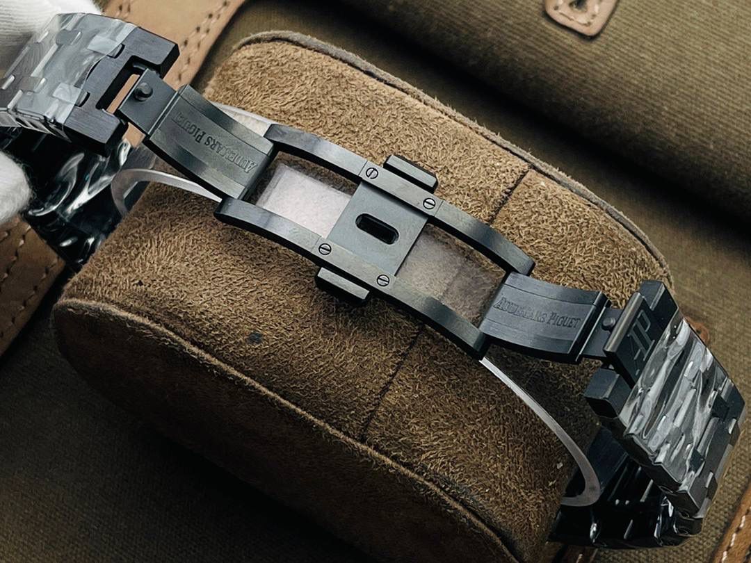 爱彼A P皇家橡树陀飞轮精品腕表 升级细节🔥 1⃣️独家订制Cal.2924机芯，动力储存68小时！ 2⃣️腕表依旧保留的八角形表圈、标志性的六角形螺丝以及经典表带！ 3⃣️皇家橡树系列超薄陀飞轮腕表在经典的“Tapsisserie”格纹上进行再度创新，形成了新的格纹“Tapisserie Evolutive”！熟悉又陌生的表盘格纹装饰带来全新观感，成为这款腕表的点睛之笔。 4⃣️表壳直径为41毫米，厚度为11.2毫米！