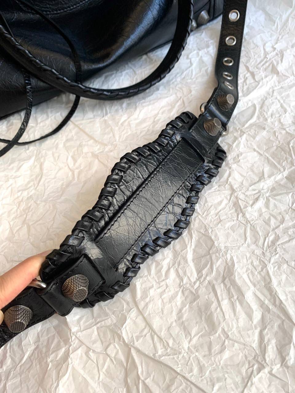 新爆款🔥 ba1enciaga neo cagole xl plus 油蜡黑银🖤 机车包衍生新款，超级好看！ 这只包有三种背法 除了常规的斜挎➕手提 里面还加了一层尼龙布料肩带 直接变成一个大托特！ 14寸的电脑咱说放就放😌 随性松垮的包型，时髦精的tote就它了 机车包最看中的就是整个包的皮料 我们家一直都是安排的原厂皮 皮料一定要软且皱，才做得出zp的慵懒感 46.5×30×13cm791601m