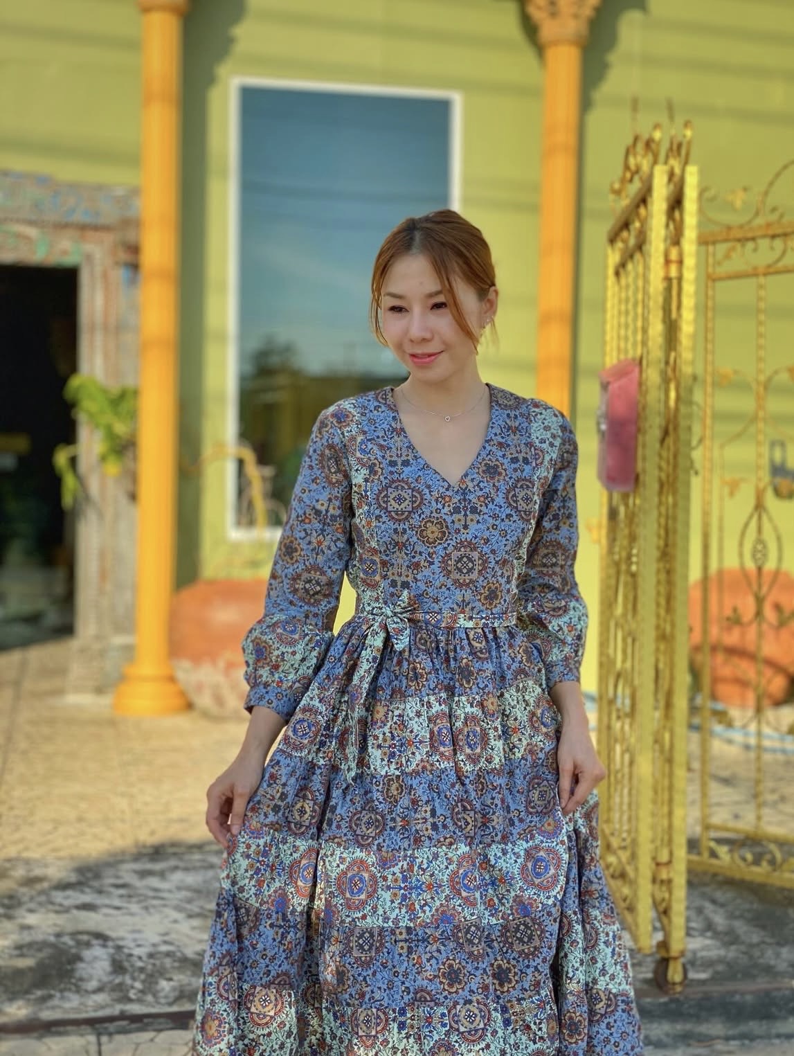 泰國名牌CHEVA - 粉藍綠併色燙金印花連腰帶長版連身裙