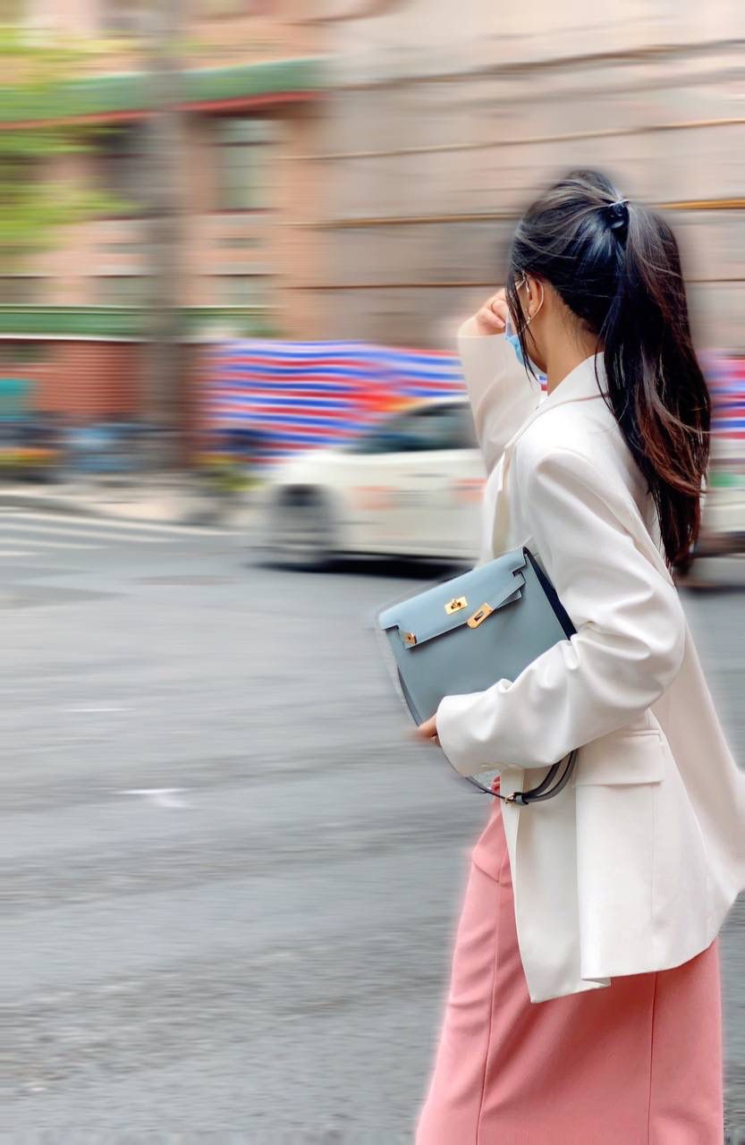 『亚麻蓝·金』 ‘’Kᴇʟʟʏ ᴅᴀɴsᴇ • Evercolor 🎀 时尚圈就是一个圆！ 最厉害的就是六种背法： 斜背、侧背、肩背、腰包、背包、手包 集美们一定要安排起来‼️ 22Cm