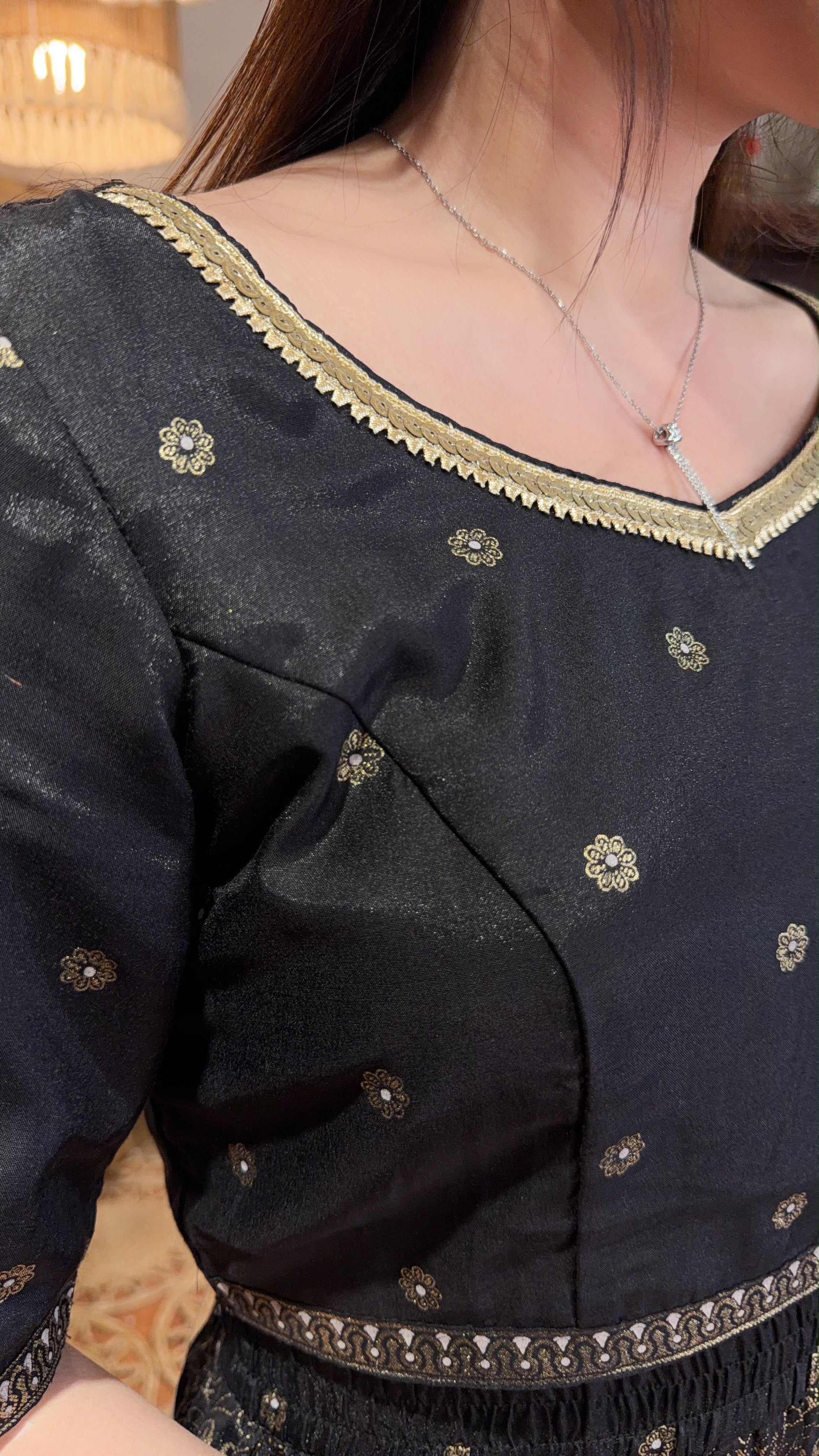 3563 Black Golden Stampling IN Cropped top
