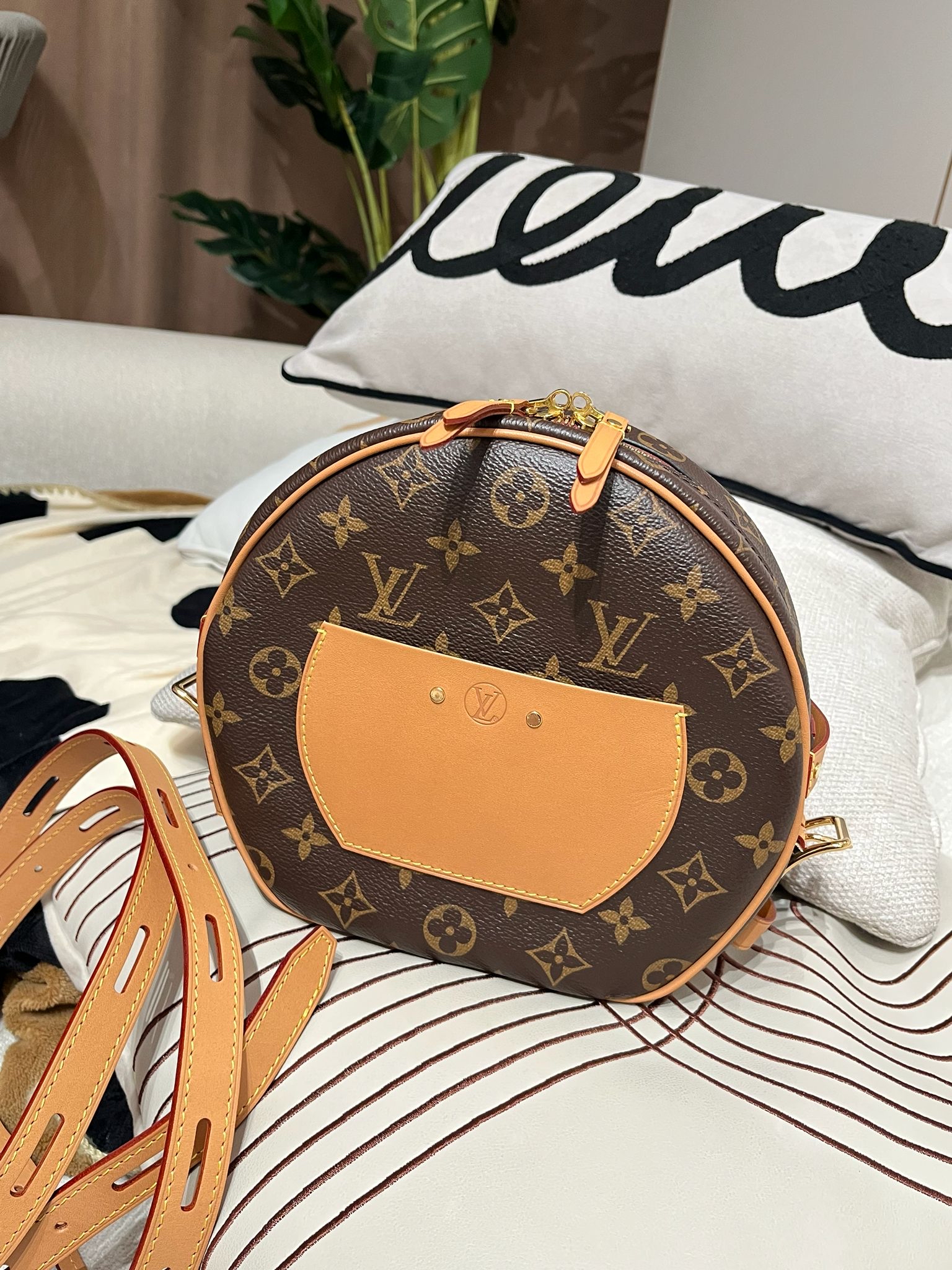 Lv Boite Chapeau Souple MM monogram crossbody bag  100%Authentic,99%new ✅tap ✅dust bag ✅box