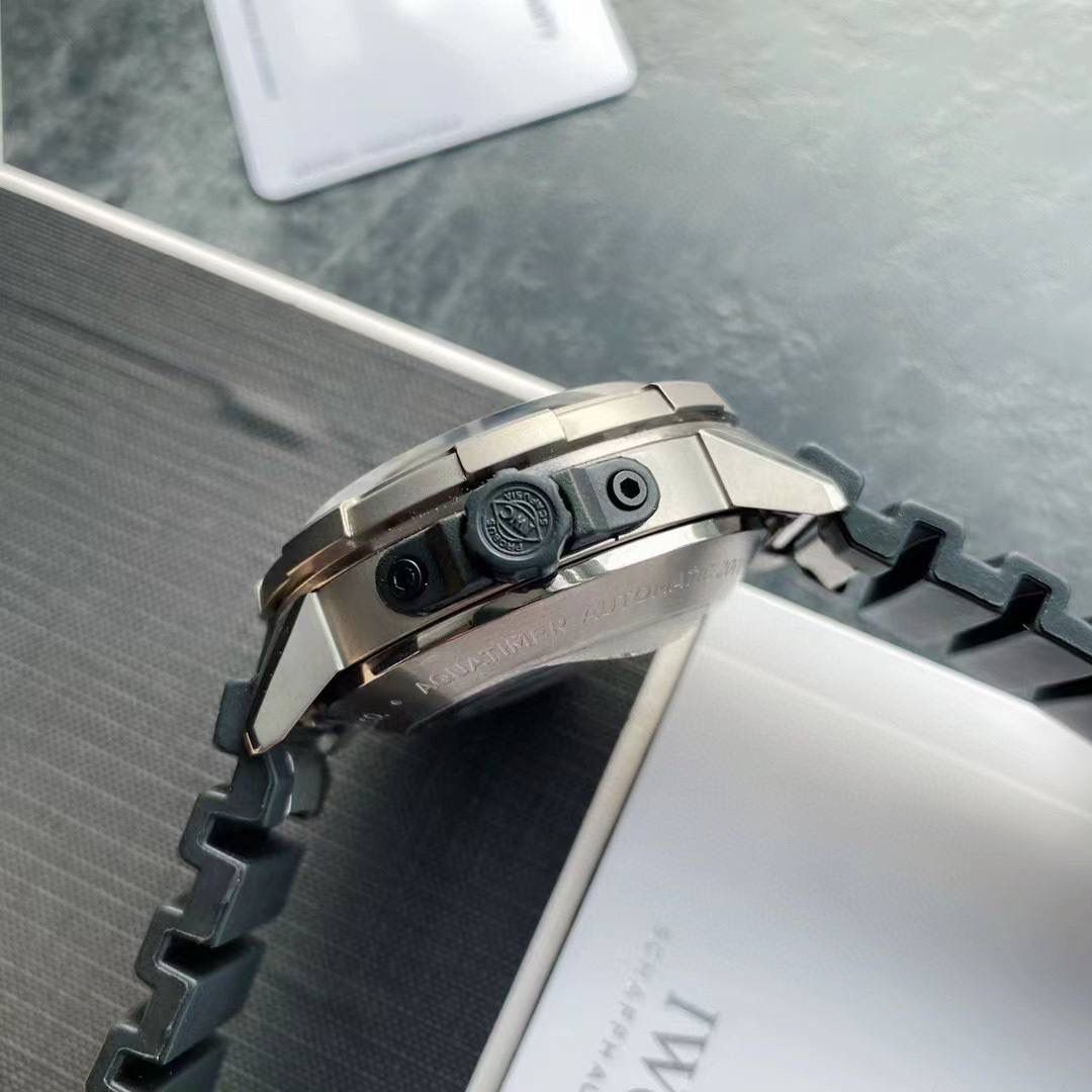 最新款上即将来袭，海洋王者不止水鬼，深海之星万国海洋时计2000自动腕表——只为男人制表！ 专为潜水员及潜水爱好者打造顶级潜水仪器，即使是对于极端的水下作业也不在话下，表壳直径46mm，以钛金属打造。腕表采用一枚造型精美的穹形蓝宝石水晶玻璃表镜，富有机械感的齿轮形表冠，黑色橡胶表带！机芯采用亚洲超级稳定的Aisa2824全自动机芯，3点简洁的日历窗口，表底深海潜水员的经典潜水头盔，一款适合生活悠闲及夏天潜水游泳的最佳选择🔥