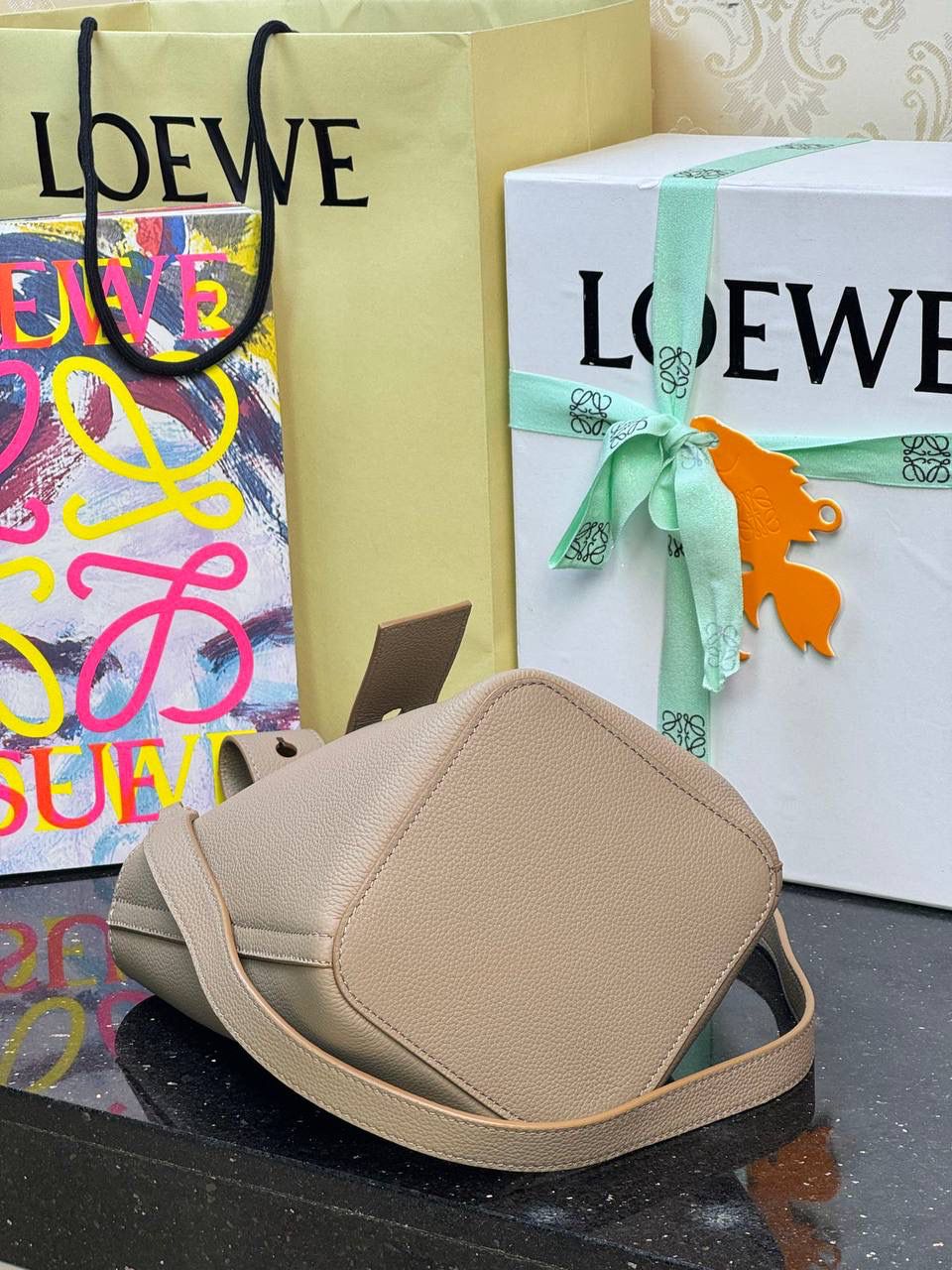 ♥️𝙈𝙞𝙣𝙞 𝙋𝙚𝙗𝙗𝙡𝙚 𝘽𝙪𝙘𝙠𝙚𝙩 ——【米杏荔枝纹】 尺寸：𝟏𝟔-𝟏𝟔-𝟗.𝟓𝐜𝐦 编码：062339 🎈标志性Anagram鹅卵石点缀，配以纯粹简约线条以及瞩目设计风格，诠释全新𝙋𝙚𝙗𝙗𝙡𝙚手袋👜 🎈自带一根🉑拆卸🉑调节的肩带，一包多背，多样化风格，秀场大放异彩😀内里容量超大，日常实用性强👌 🎈配全套专柜礼盒🎁，给你满满的仪式感👀