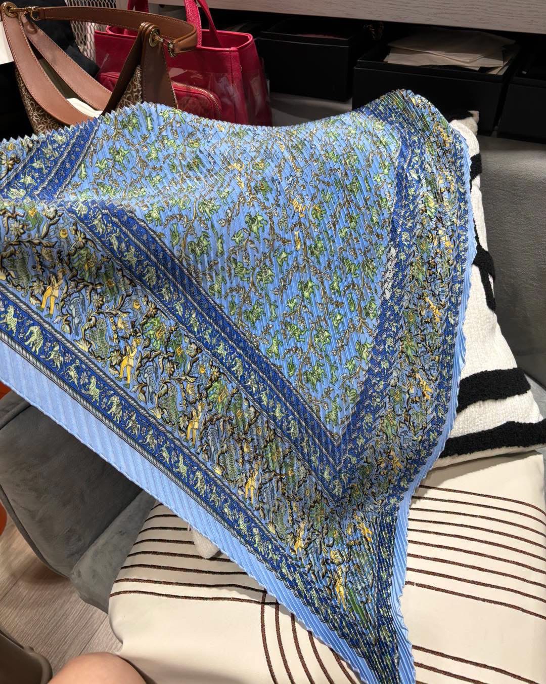Hermes 百摺三角巾 silk scarf 原價貴‼️ 100%Authentic, 99%New全新未使用品✅box