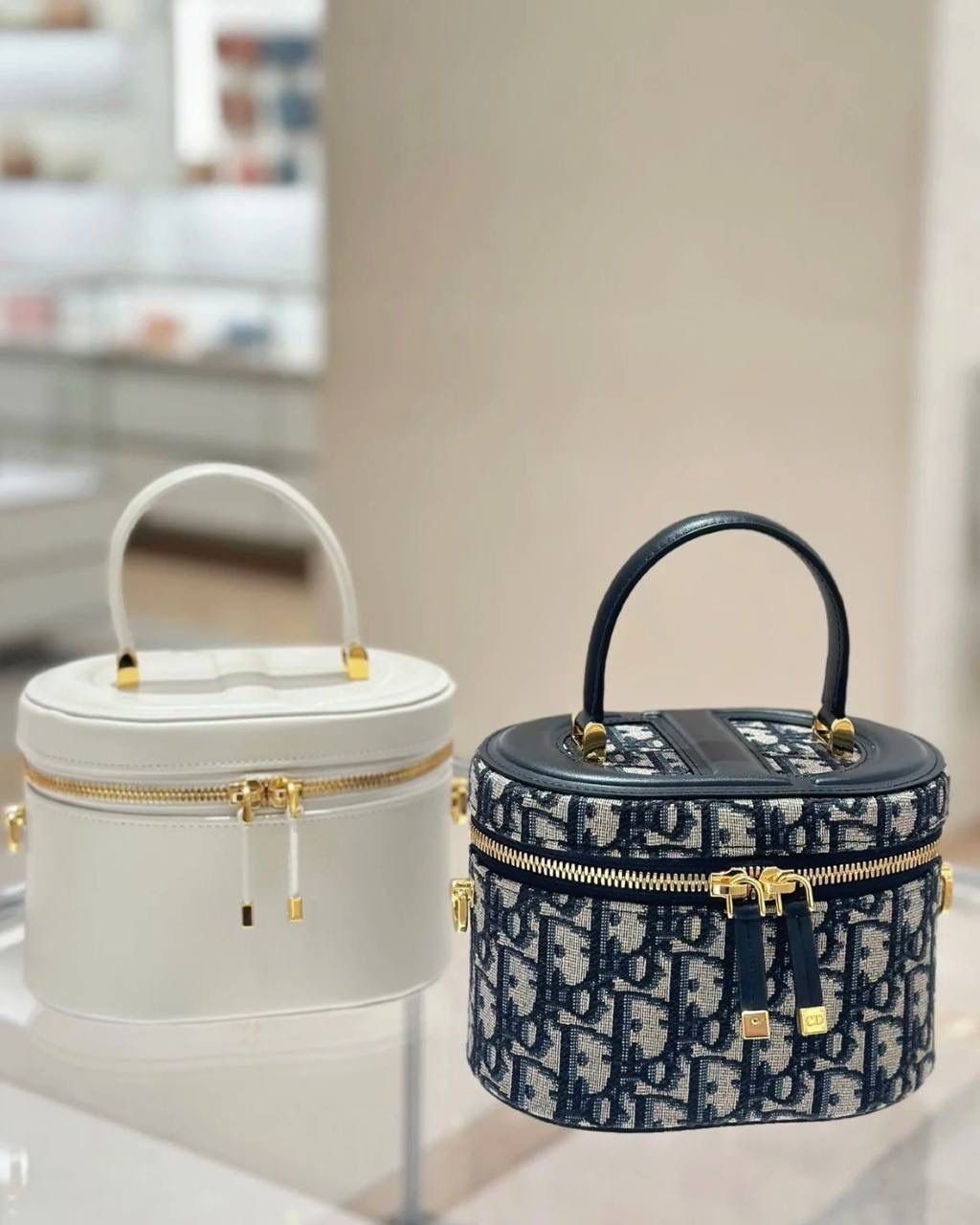 实拍实拍 💕 小号 CD SIGNATURE VANITY 手袋蓝色 Oblique 印花 独家渠道货 独家CD渠道货化妆包最新款上新 尺寸：16 x 11 x 9.5 厘米 独家实物手机版本实拍 需要实拍的看这里✨