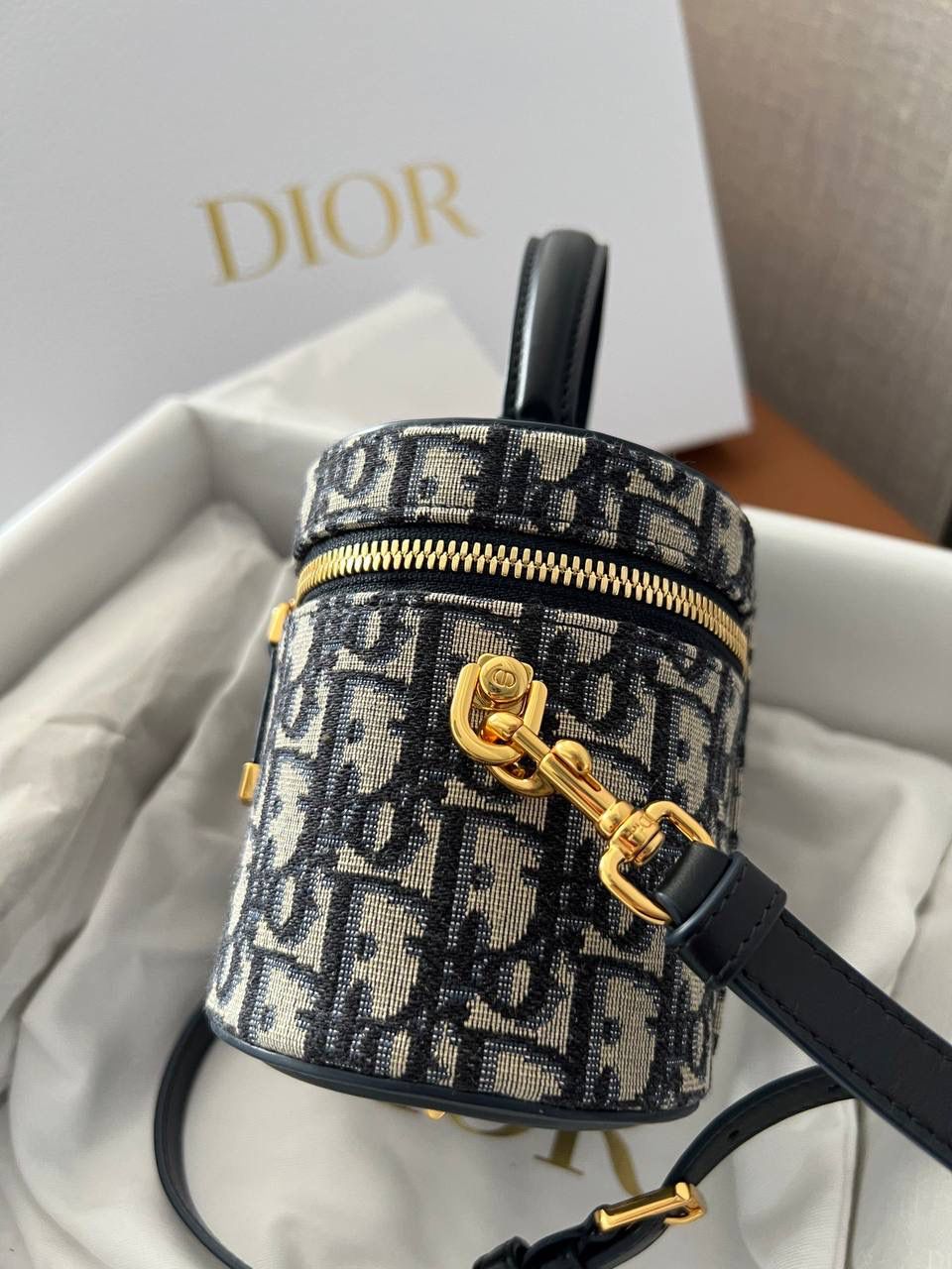 实拍实拍 💕 小号 CD SIGNATURE VANITY 手袋蓝色 Oblique 印花 独家渠道货 独家CD渠道货化妆包最新款上新 尺寸：16 x 11 x 9.5 厘米 独家实物手机版本实拍 需要实拍的看这里✨