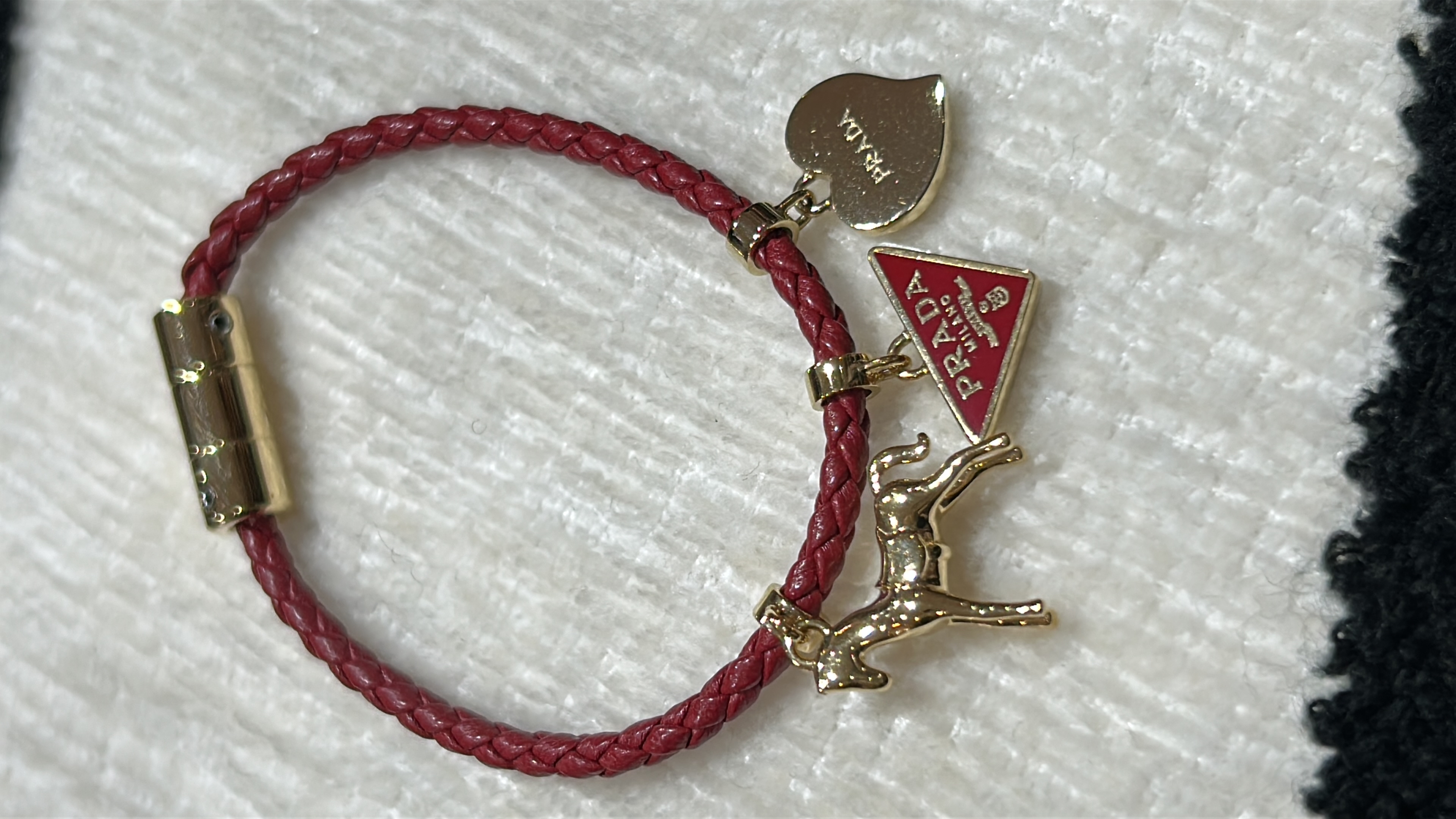 Prada bracelet  100%Authentic,98%new✅專門店收據 
