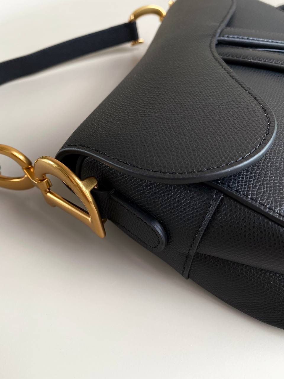 🈶掌纹黑大号（配肩带） 𝗖𝗗 𝗦𝗮𝗱𝗱𝗹𝗲 经典马鞍包 王者中的王者，地位不可撼动 席卷了整个时尚圈今年依旧火爆啊 这次新发售款推出自配备的细长肩带了！ 重点还是可拆卸可调节长度，爱惨！ 终于！不用再花钱去配搭，更是省下一笔 怎么能不冲！也再次把热度推向巅峰 大号：24×6×18cm，#8006m ⚠️肩带最长103cm，最短88.5cm 小号：17x5x15cm