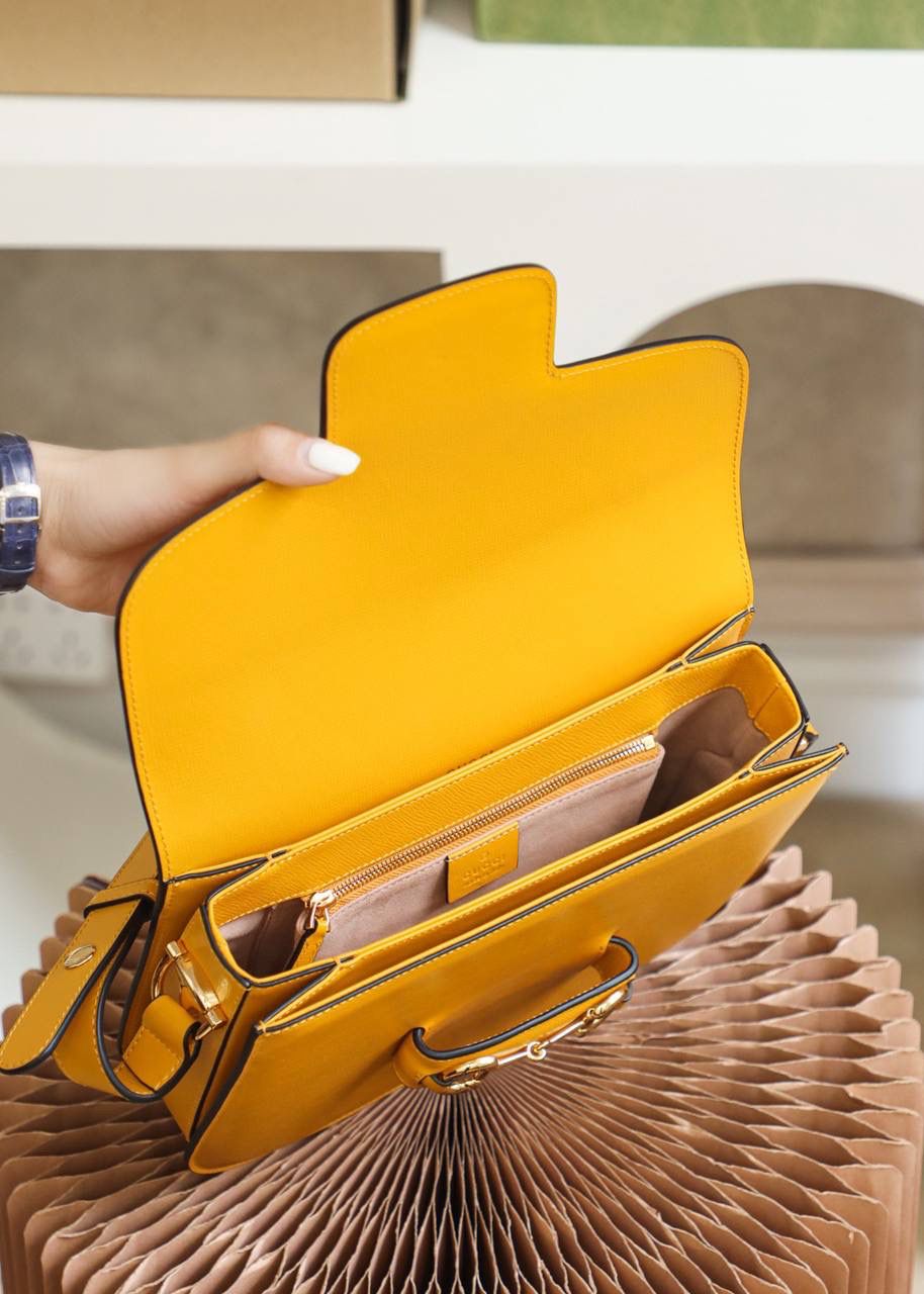 ▪️𝟭𝟵𝟱𝟱 𝐇𝐨𝐫𝐬𝐞𝐛𝐢𝐭马衔扣#602204# 正品皮▪️YY# ☑️尺寸：25*18*8𝙘𝙢 𝙃𝙤𝙧𝙨𝙚𝙗𝙞𝙩 1955马鞍包全皮系列， 全皮的质感看起来更加上档次， 更加有时尚感，标志性的马衔扣五金， 搭配经典的复古线条与现代精神巧妙融合， 不仅看起来有复古的味道，却不失时尚的高级感， 采用皮革材质相映成趣， 搭配可调节的肩带，给予日常不同的背法！ 隔成设计，更加人性化使用！ 给人透出低调而大气的气质！🔥🔥