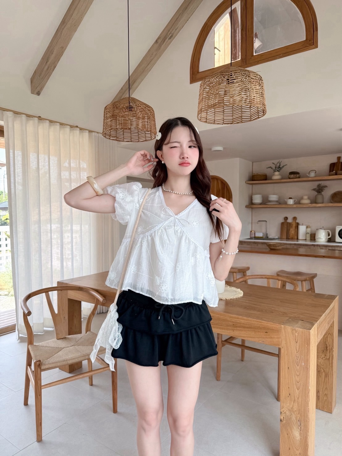 🇹🇭新款預定 ～ v領花花布料上衣