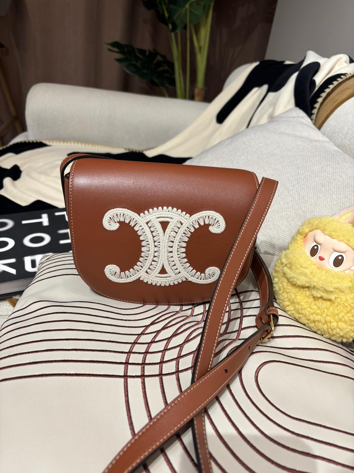 Celine Folco Cuir Triomphe 刺繡凱旋門logo 光滑牛皮革馬鞍包100%Authentic,98%new ✅dust bag ✅booklet   