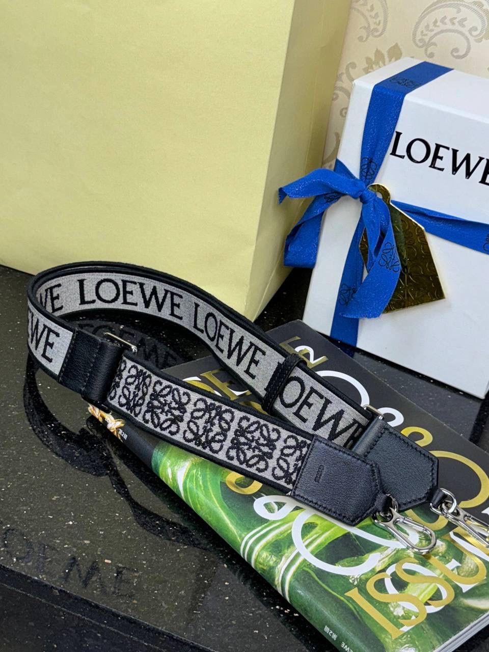 【黑/银尊享版】 —全新升级肩带出货啦❤️ 👉🏻独家进口机器，全新升级刺绣，无限接近砖贵𝙕𝙋👍 👉🏻满配Anagram图案，一条肩带，用途多多😀 长度：𝟗𝟗-𝟒𝐜𝐦 编码：182323 颜色：黑/银