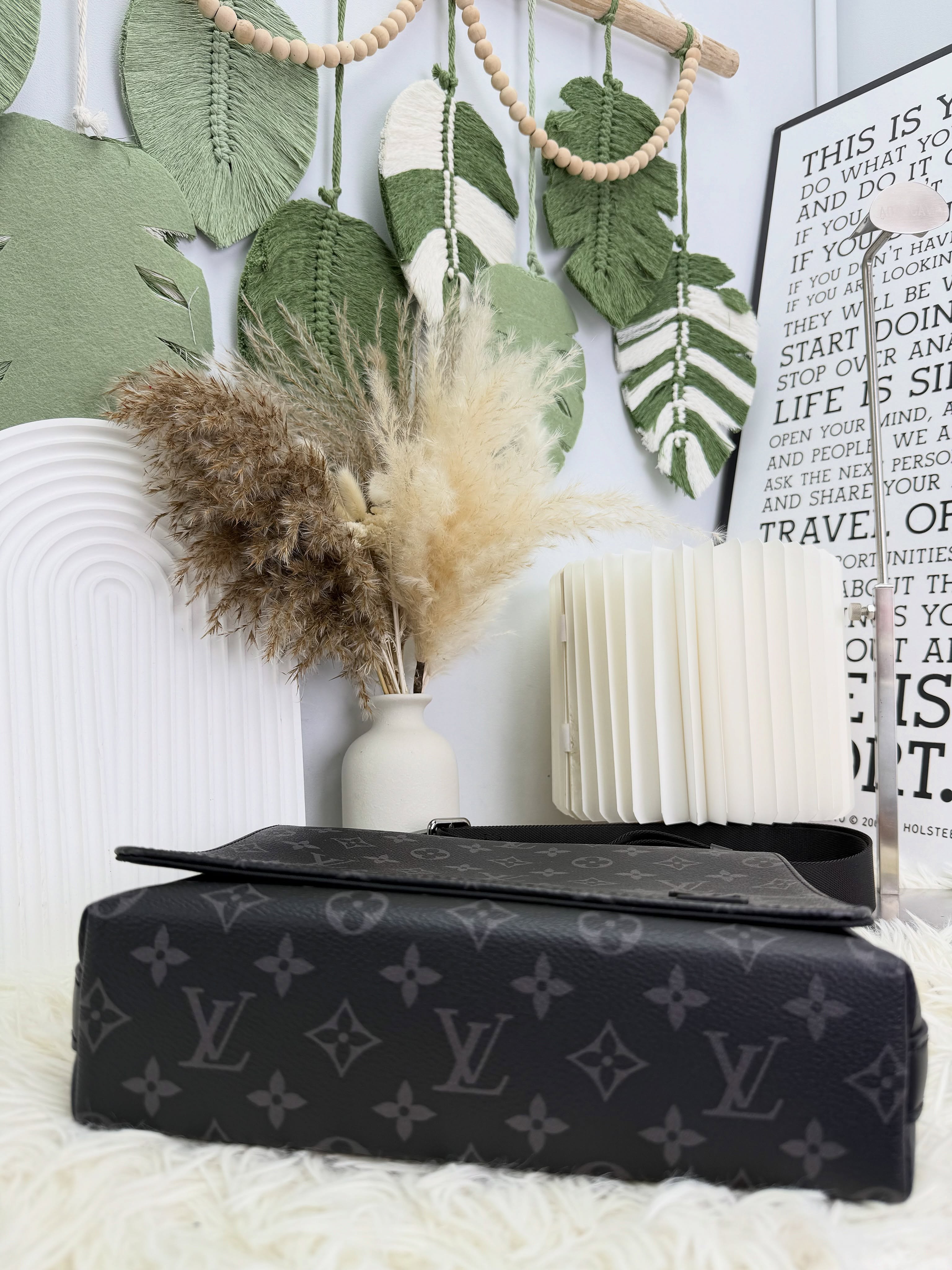 LV👜 PRE OWNED 🛍️黑色 老花郵差包 pm size🖤  26*7*23cm  💰優惠價 $8980  98%new  #收袋王  喜歡的話快點pm/whatsapp 我們💓 銷售熱線51111 321（whatsapp)  我們服務包括有：手袋飾物回收、手袋置換(一換一、一換多也可以） 、專業手袋鑑證、專業手袋護理 Is 購買方法 🏢親臨門市 荃灣南豐中心15樓1521室（荃灣地鐵站a出口1分鐘到）敬請預約 ❤️只賣正品正貨，任驗💓🫰🏻 ❤️‍🔥本店為香港註冊公司絕對真貨，信心保證👍🏻 🫰🏻本店設有鑑證服務，有駐場鑑證師  ✨歡迎追蹤我哋各個平台緊貼最新優惠x貨品🔥😍 👇🏻👇🏻👇🏻👇🏻👇🏻👇🏻👇🏻👇🏻  ⭐️Instagram: aoaocave  🌈Facebook: aoaocave收袋王  🔥Carousell: acluxuryhk  👆🏻👆🏻👆🏻👆🏻👆🏻👆🏻👆🏻👆🏻  ___________________________  Disclaimer🫰🏻All trademarks and copyrights are reserved to the original brand holders. @AOAOCAVE sells only authentic goods and is not affiliated with any of the brands mentioned.  @AOAOCAVE 跟任何品牌無關，而且沒有持有任何品牌資版權，亦沒有與任何品牌合作。所有商標及版權歸屬於品牌坊所有，帖子只作分享用途。  #aoaocave #手袋回收 #名牌買賣