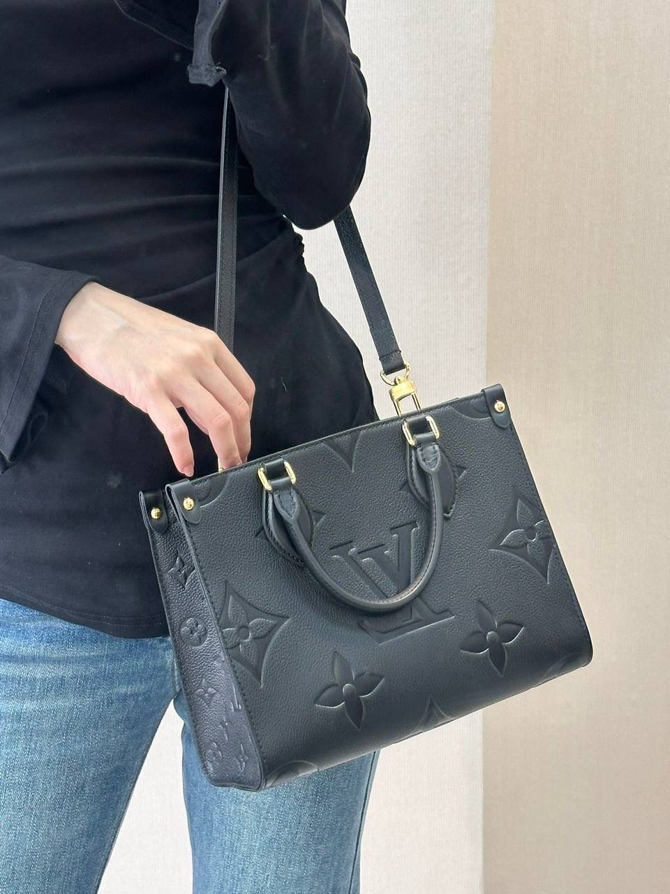 LV ONTHEGO 全皮👜✨ 今天这款是小号的，与以往的手提包唯一有点不一样的是，这款手提包将柔软细腻的牛皮搭配经典的Monogram压纹结合到一起！包身驴家进口荔枝纹牛皮料，经过压纹工艺处理，表层的logo凹凸纹理清晰，精细的无可挑剔。内里也是容量超大，虽然不入大号尺寸那样，但绝对可以满足日常需求✨🌈 尺寸：小号25/19/12cm 大号 34/27/16cm M45653 黑色压花 M45779 大象灰 M45659 黑色印花