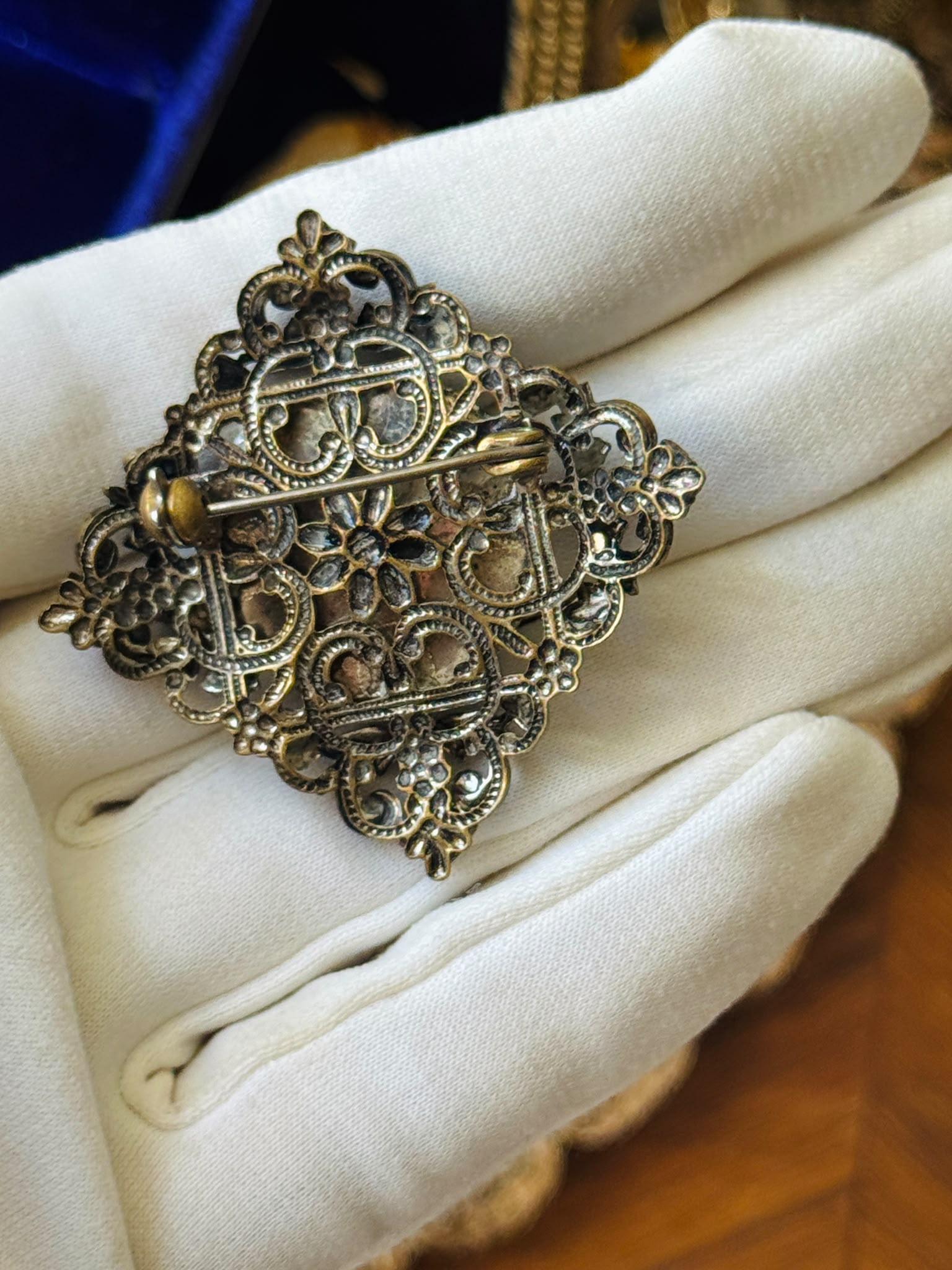Vintage Czechoslovakian Green Floral Intaglio Art Glass Brooch (NZ126) 