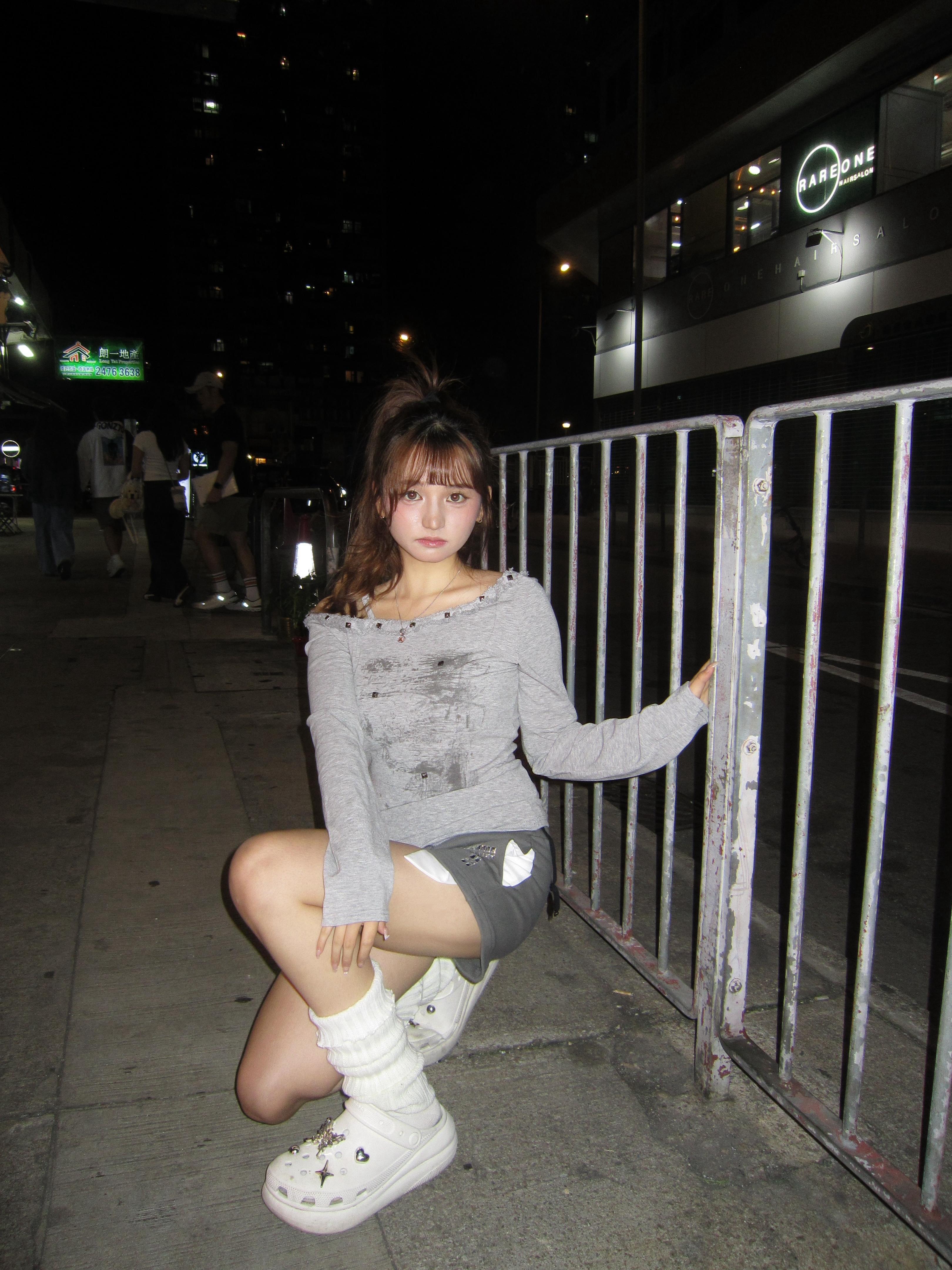 韓國單肩窩釘塗鴉top