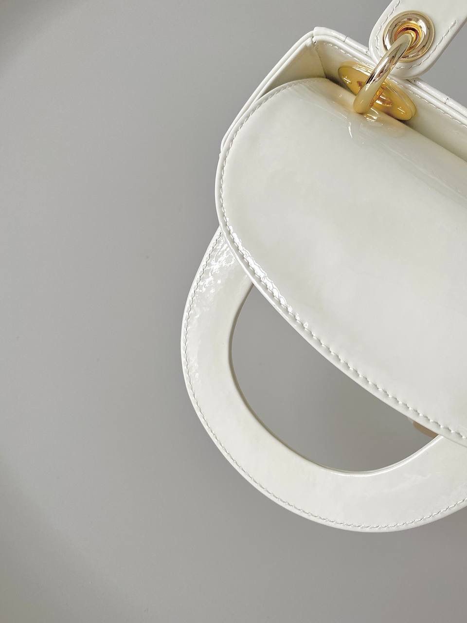 🈶漆皮白🩷𝗗𝗶𝗼𝗿 𝗟𝗮𝗱𝘆三格， 谁能抗拒这奶里奶气的新颜色啊 淡淡的色调，看着心情就很好 夏天用简直不要太合适，乖到炸了 17×15×7cm