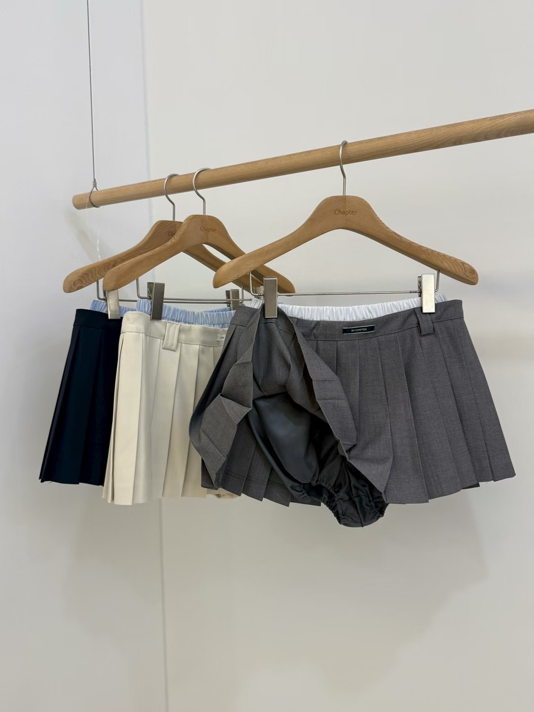 Non Live | Contrast Waist Pleated Mini Skirt 解释: