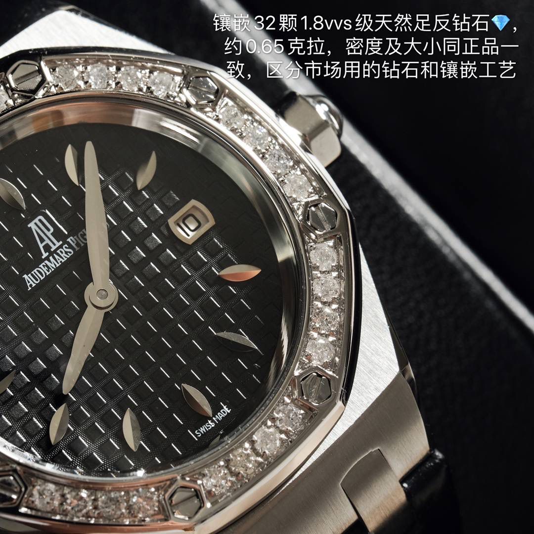 全网女神看过来😍😍这款爱彼女表才是最具有性价比的… 爱彼皇家橡树系列型号67601石英腕表，皇家橡树系列独有的八角形外观还拥有爱彼独特的设计风格也将女士优雅风格融入其中，深受女明星们的爱戴，表带澳洲湾鳄鱼皮，即使只有33毫米的小尺寸，也将爱彼独有的纯净美感与刚毅线条展现的淋漓尽致💝💖💘而镶满钻石的表圈也为佩戴的女士增添了更多的柔美。（32颗明亮式切割美钻，总重约0.65克拉）巴蒂镶嵌一枚半透明凸面蓝宝石，搭载瑞士进口石英机芯，拥有实用的日历显示功能，女士们佩戴起来不会显得沉重 ，配专柜最新全套包装发货！这种货一般数量不是很多哦