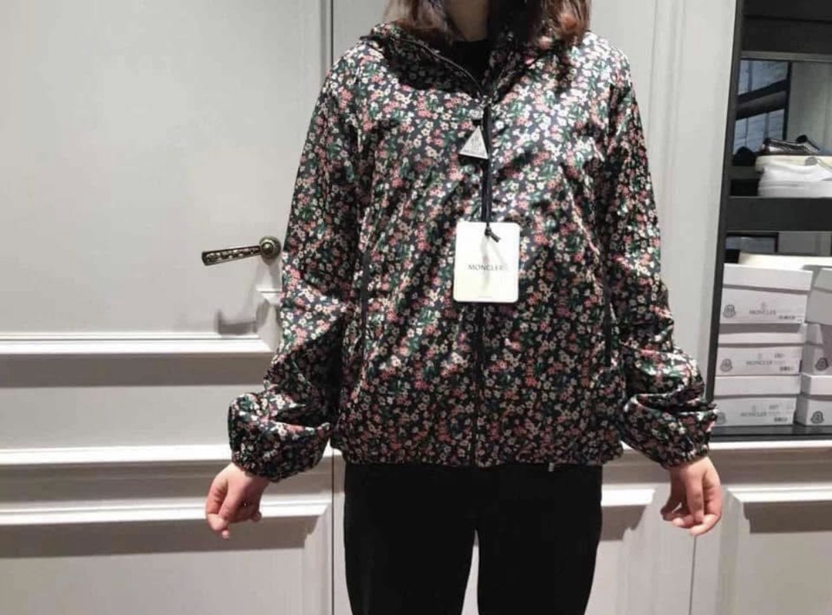 Moncler 女童14 碼深藍花花風衣