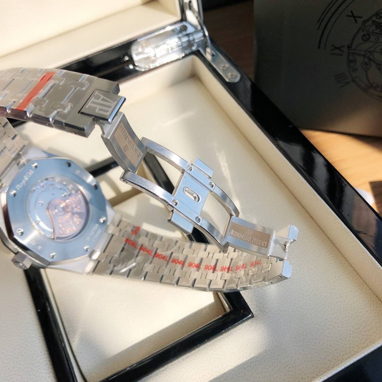 爱彼皇家橡树 型号152070R.00.12400R.01——震撼上线：剔除机芯甲板多余部分，使之变得更加镂空——成就钢表巅峰—— 实力演绎 卫冕“钢”王！ 【6大精妙之处】 1.正品拆解开模，尺寸为41X10.4毫米与正品一致！ 2.完美还原正品表壳的每一处细节，尽显正品“棱角分明 坚毅果敢”的阳刚气质。 3.钢带的做工无可挑剔，比市面上任何钢带表做工均要更上一层楼，钢带头粒和表头衔接的“缓冲带”的松紧程度与正品一模一样。 4.字面采用VS1.2 天然真钻 权威国检机构出具GTC真钻证书 5.自动陀的与原装致敬，是市面唯一做到颜色于原装一致的版本（市面一般版本均偏红）其上的ap族徽雕刻独一无二。6.打破夹板概念，采用进口机芯改爱彼CAL.4302一体机！更稳定，更优秀，更真实。 7.表盘的“饼干纹理”立体饱满，精神抖擞！绝非普通小厂一般失魂落魄。 体验精妙 感受不同！ 必属精品！