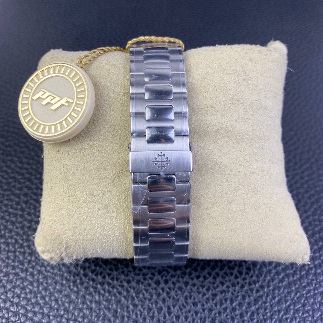 百达翡丽5980系列！ 表径40.5MM最佳舒适佩戴尺寸，标识性的鹦鹉螺精钢表壳打磨精致，正面拉丝处理。 华丽的表盘，灵感来自第一只百达翡丽Nautilus的表盘颜色。但具有更丰富的色调。位于6点钟位置的单计数器计时码表实际上就像在手表内部装有另一只手表。读取经过的时间再简单不过了，因为小时和分钟是在一个12小时的寄存器中计算的。3点位置的日期孔完善了表盘的设计。 PPF自研百达翡丽计时机芯CH 28-520，由327个特别完成的零件，35个珠宝和13个桥组成。机芯在完全缠绕时以28,800vph的频率跳动时可提供超长的动力储备，机械美感通过蓝宝石背透后盖一览无遗。 表带手链结构完美坚固，具有缎面磨砂和镜面抛光交替效果。纯粹的视觉享受，佩戴起来极为舒适，配备了Nautilus折叠式双折叠表扣，并配有翻盖锁，以提供额外的安全性。