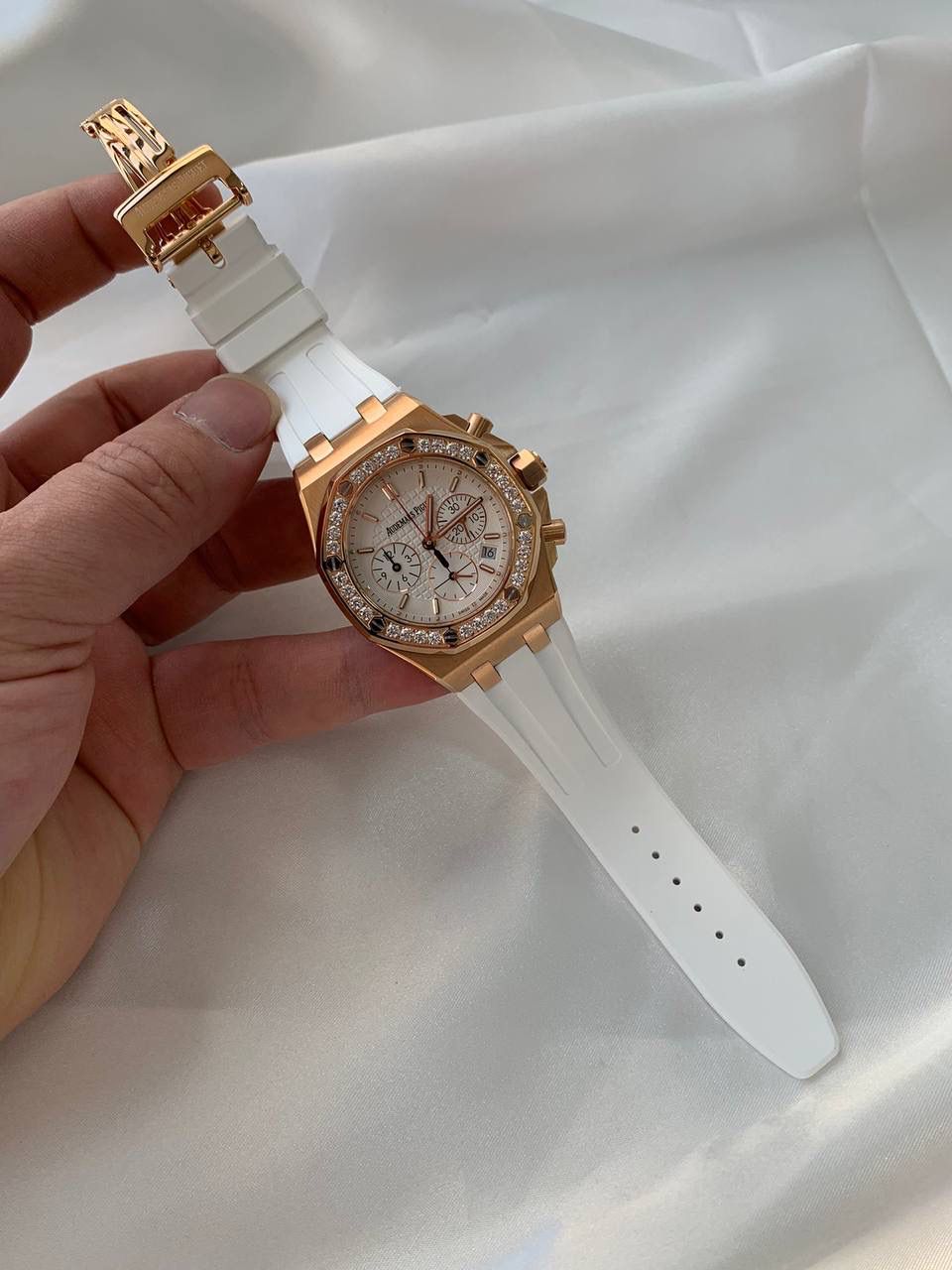 爱彼女款、小红书爆款，喜欢大表盘的女生、必备款，表盘37MM、蓝宝石防刮花玻璃，316精钢表壳、纯手工镶嵌32颗莫桑钻、搭配瑞士多功能石英机芯精准走时，表带采用进口橡胶工艺，佩戴舒适不过敏、折叠扣设计，佩戴便捷，数量有限，先到先得，多种色系，穿搭任选！