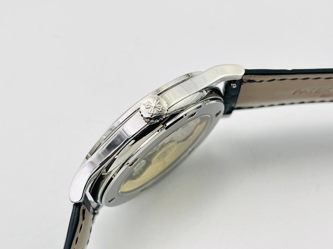 2021心诚所致，震撼推出精细美学代表之作——百达.翡丽古典表系列——5296V3版！【细节升级如下】腕表尺寸38mmX9mm 薄而有质！🤩😍 1⃣️完善表壳细节，提升打磨质量，独家还原出正品的完美比例和特有质感。 2⃣️刻度，指针采用最新的贵金属电镀技术加持，效果更佳出彩！ 3⃣️“锅盖型”微凸蓝宝表镜，版型与正品一致，效果通透，辨时清晰。 4⃣️【引领一体机时代】采用定制版Cal.324一体机——更薄，更稳，更像。 【表带】经典意大利小牛皮表带，纹路清晰，质感上乘。针式表扣打磨齐整光亮，通用原装无压力。