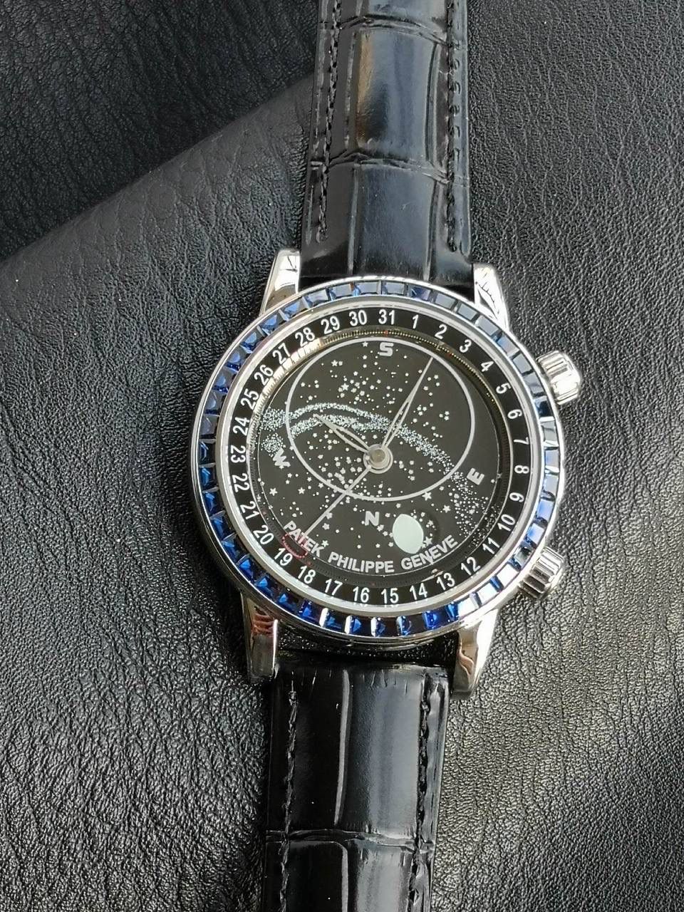 百达翡丽PP-6104G 日内瓦苍穹系列 市场顶级复刻神作震撼来袭！ 搭载原装进口miyota全自动机械机芯改制Cla.240机芯，搭配原装珍珠18K金自动锤，走时精准稳定，性能媲美正品；表圈镶嵌45颗璀璨宝石，表扣点缀28颗珍稀晶石，光影流转间尽显奢华质感；微拱形防眩目处理表镜，折射效果立体通透，让表盘细节清晰可见，质感再升一级💯💯