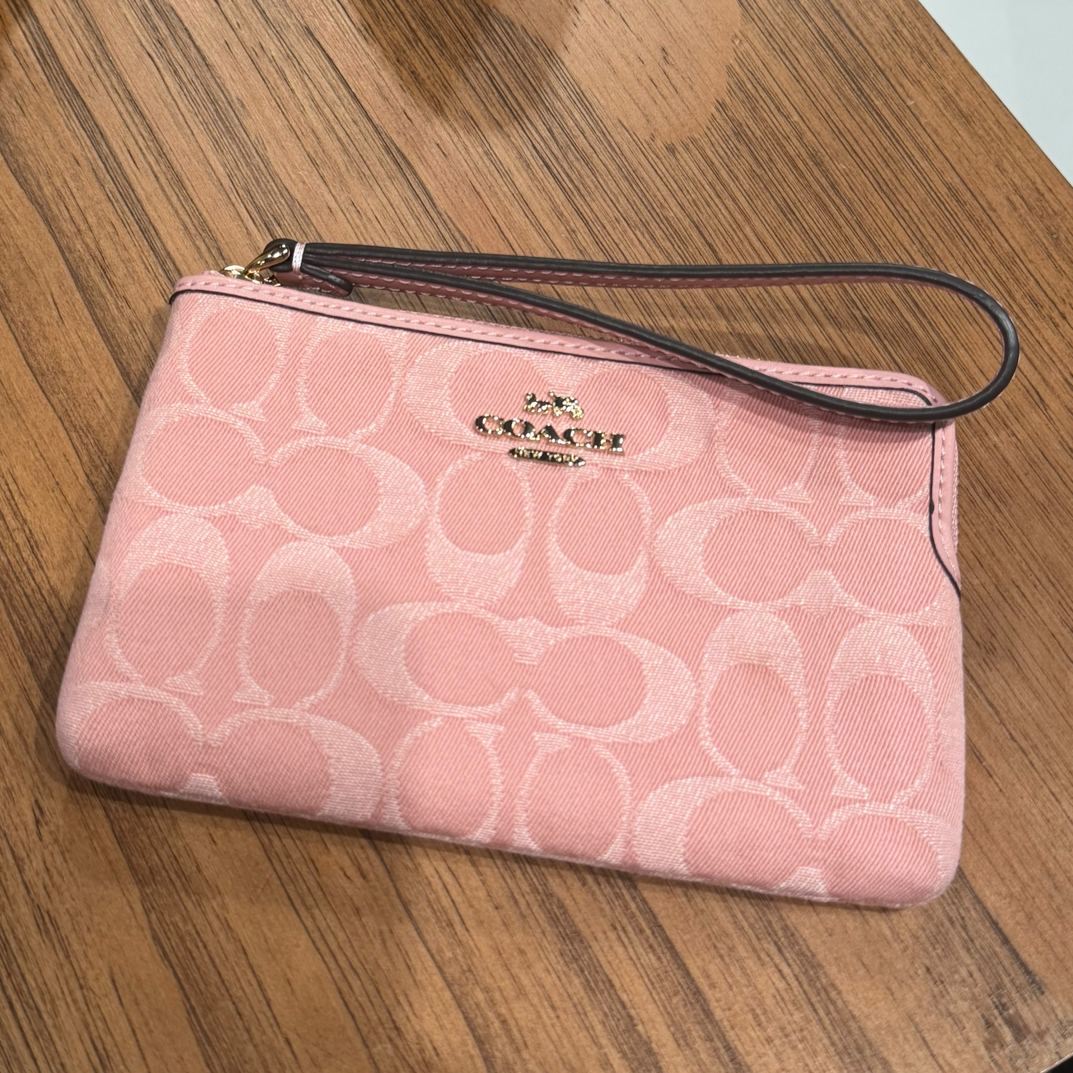 Coach 粉紅色經典 Signature C 緹花Corner Zip 手腕包