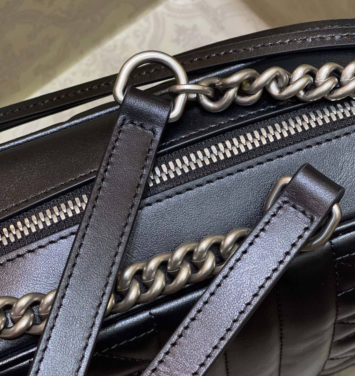 ✈️✈️✈️# 🔥𝐌𝐚𝐫𝐦𝐨𝐧𝐭菱格原厂皮# ▫️型号447632 ▫️尺寸 24*14*8cm 全新经典款相机包 ，整个包身下血本都用了原厂牛皮❗️最基础的包型.立体棱格绣花在灯光下让整个包活跃了起来，肩带可调节上身太好驾驭 不挑身高，也是全球打人必备的百搭单品！